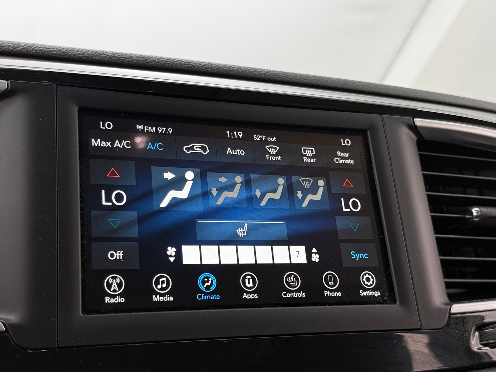 Thumbnail: 2018 Chrysler Pacifica - 3