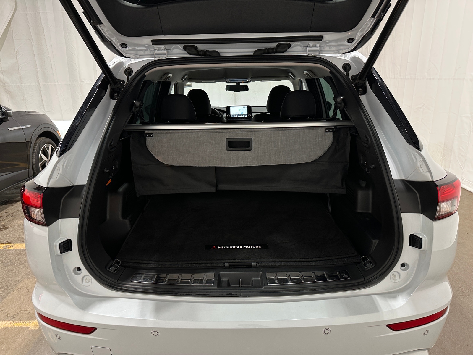 Thumbnail: 2023 Mitsubishi Outlander - 6