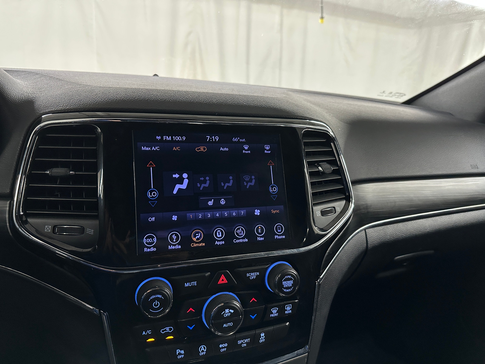 Thumbnail: 2019 Jeep Grand Cherokee - 3