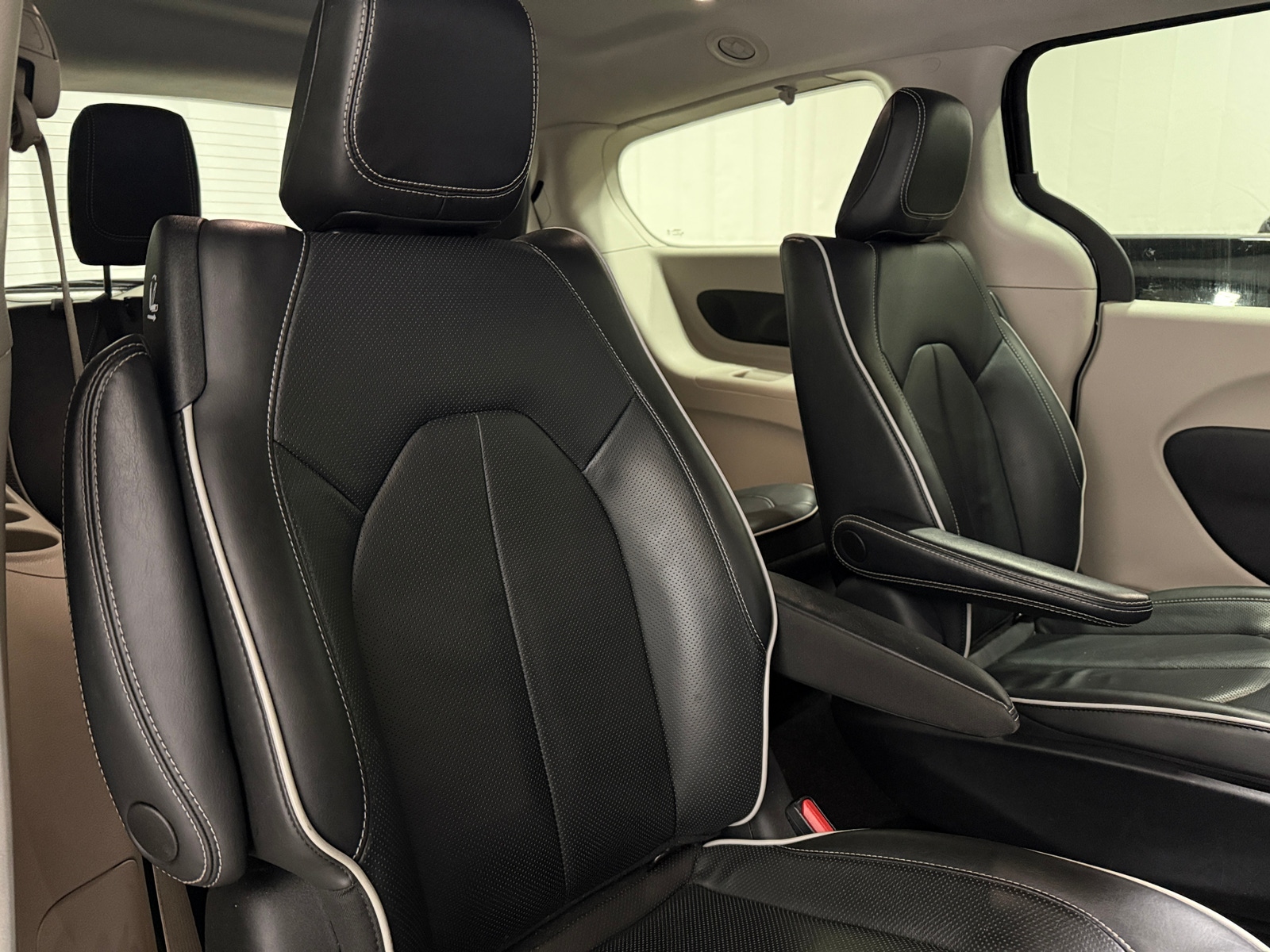 Thumbnail: 2022 Chrysler Pacifica - 5