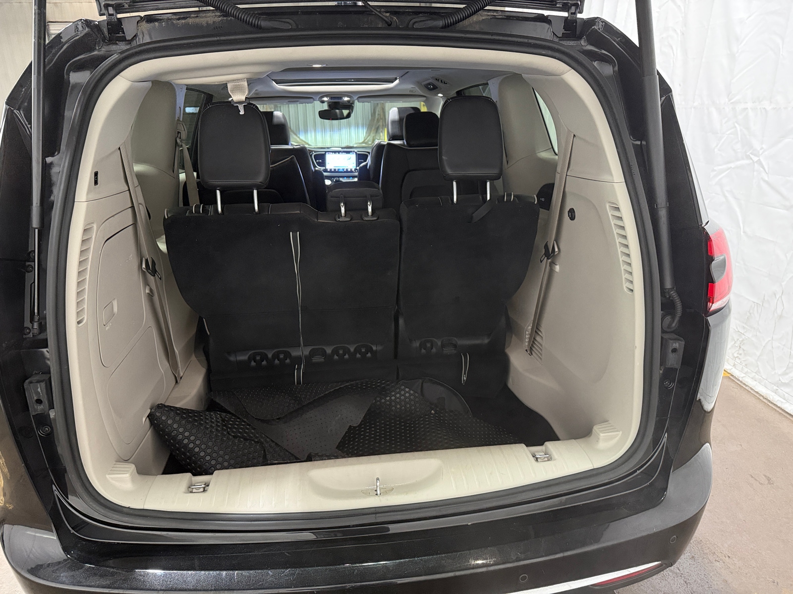 Thumbnail: 2022 Chrysler Pacifica - 6