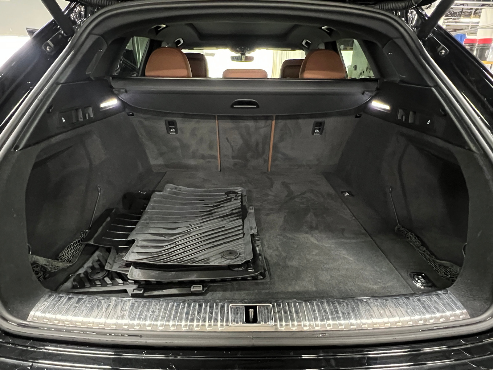 Thumbnail: 2019 Audi e-tron - 6