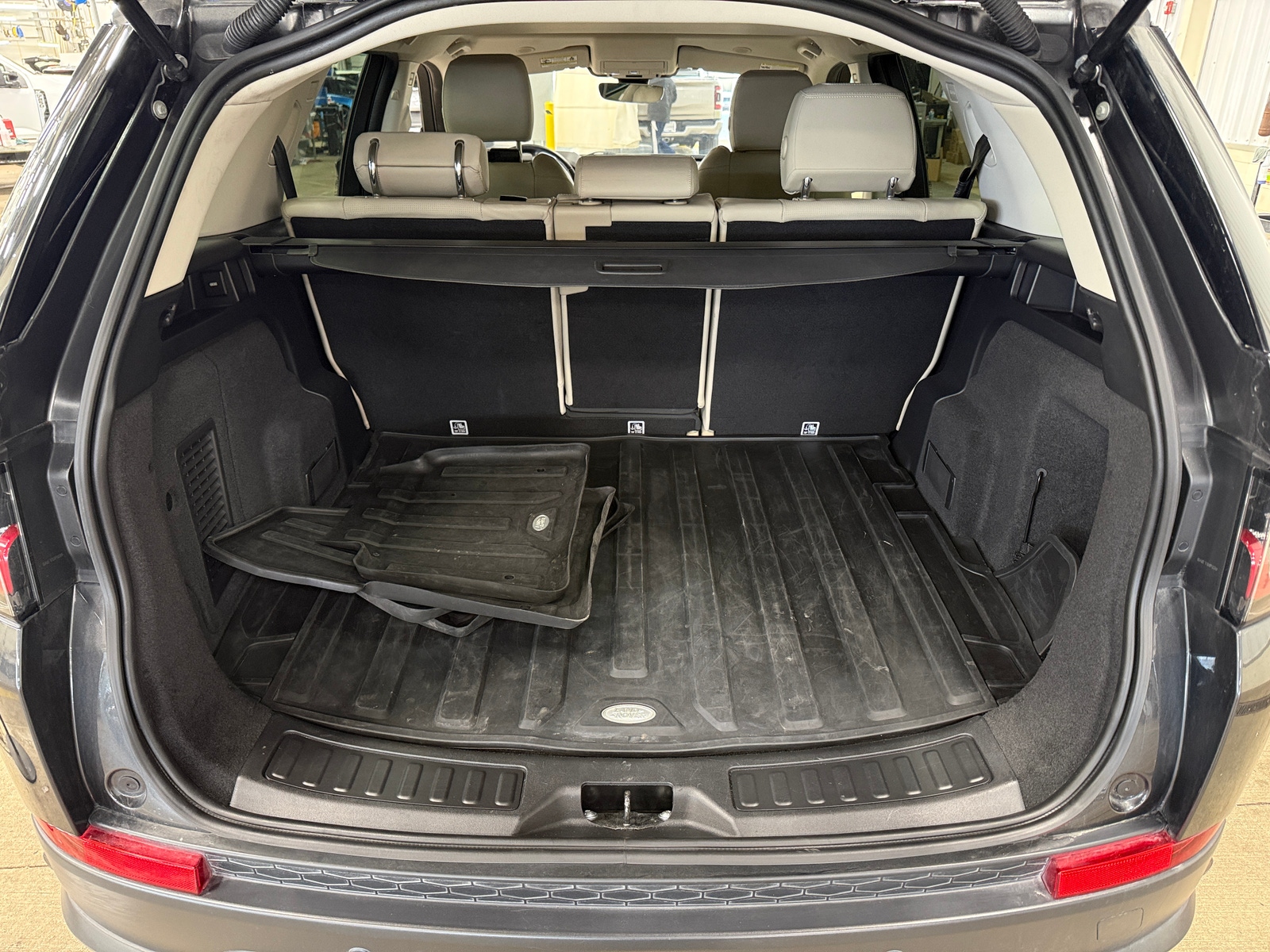 Thumbnail: 2021 Land Rover Discovery Sport - 6