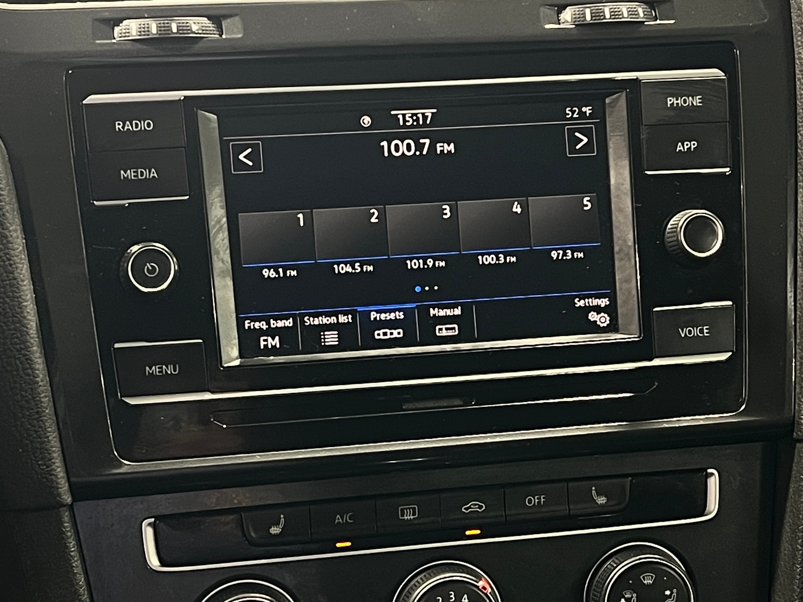 Thumbnail: 2021 Volkswagen Golf - 3