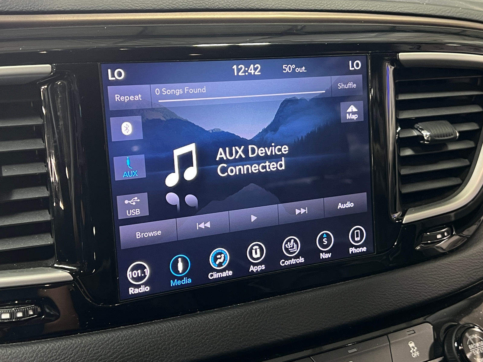 Thumbnail: 2018 Chrysler Pacifica - 3