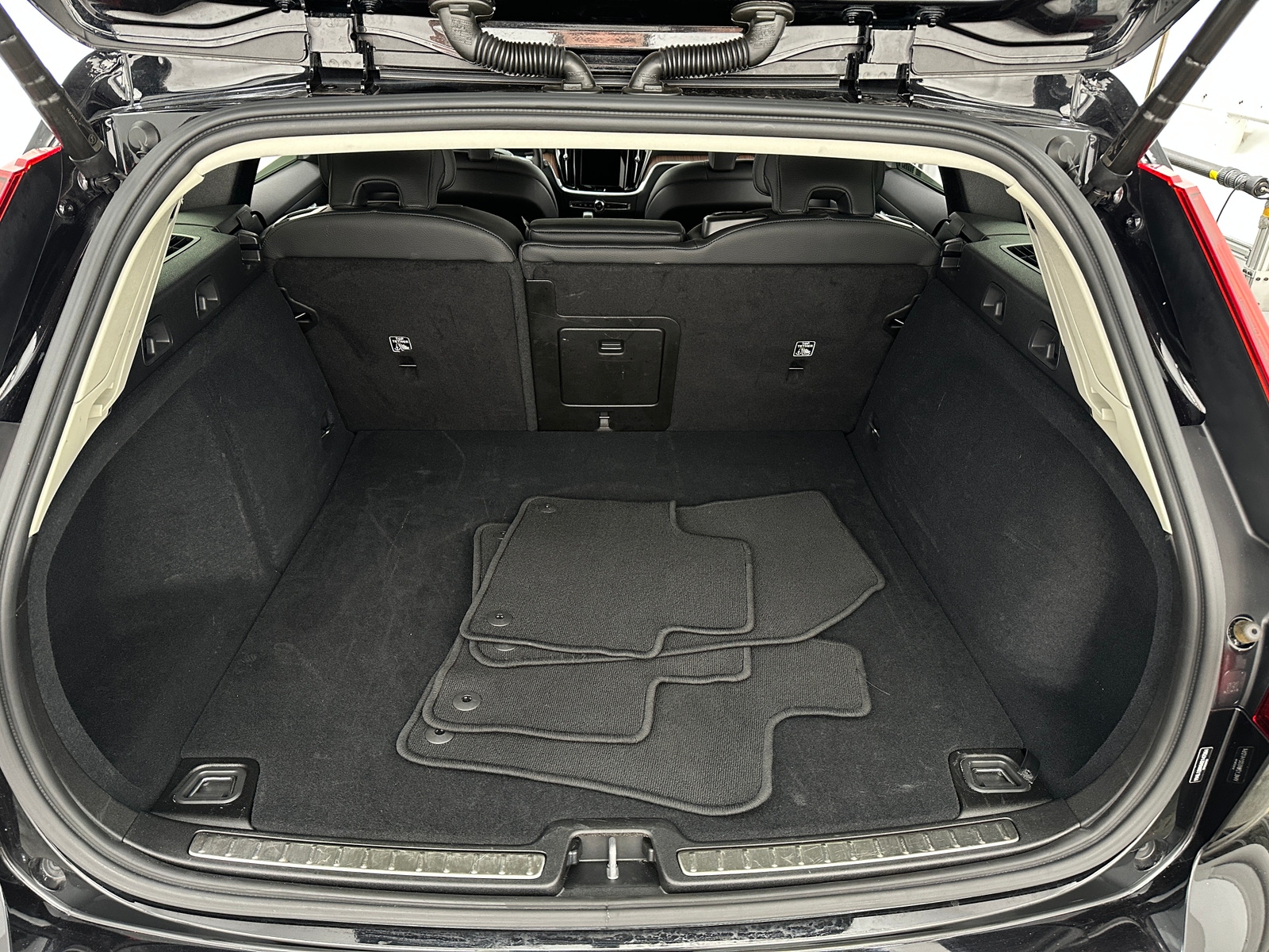 Thumbnail: 2025 Volvo V60 - 6