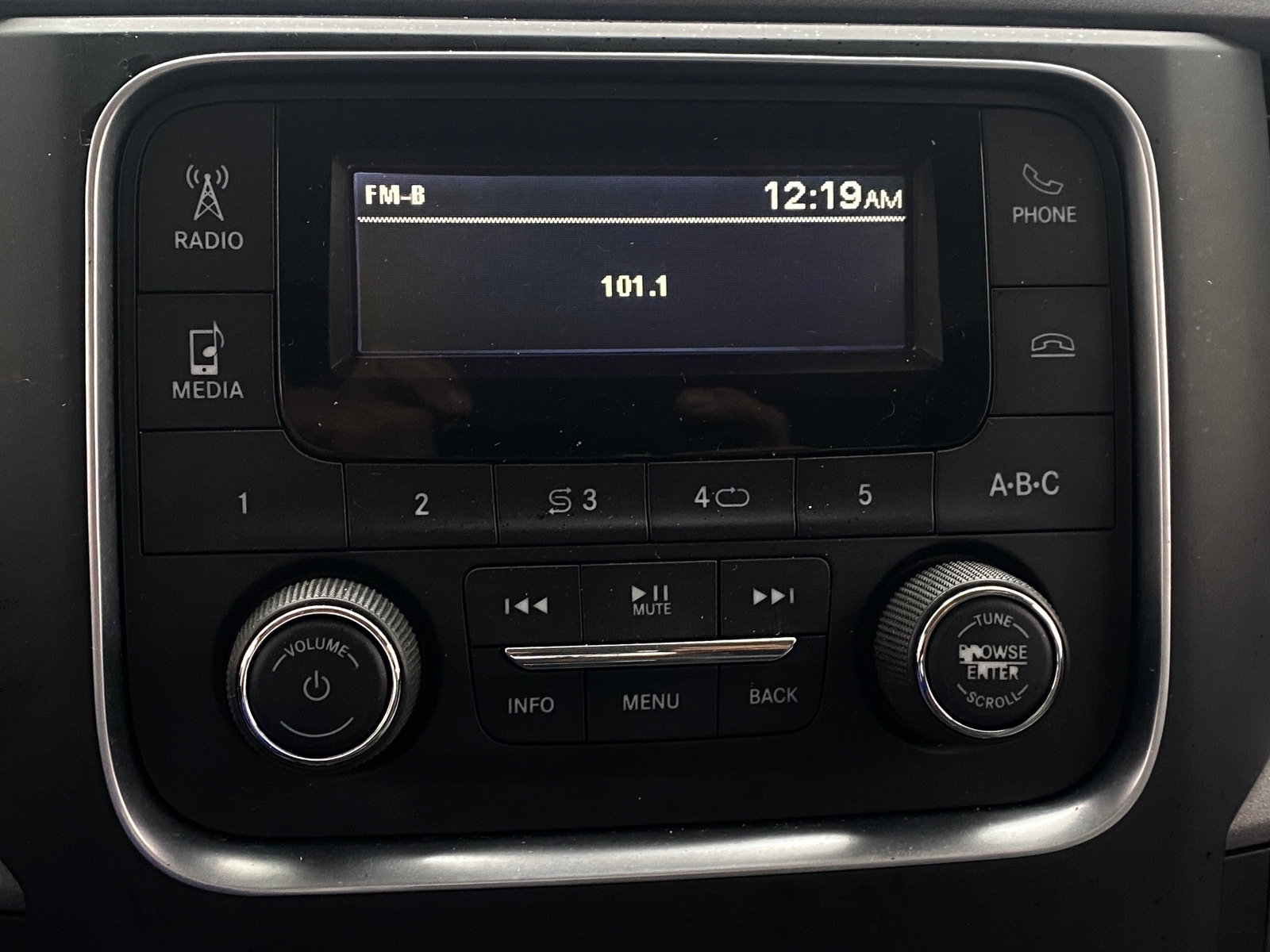 Thumbnail: 2019 RAM 1500 Classic - 3