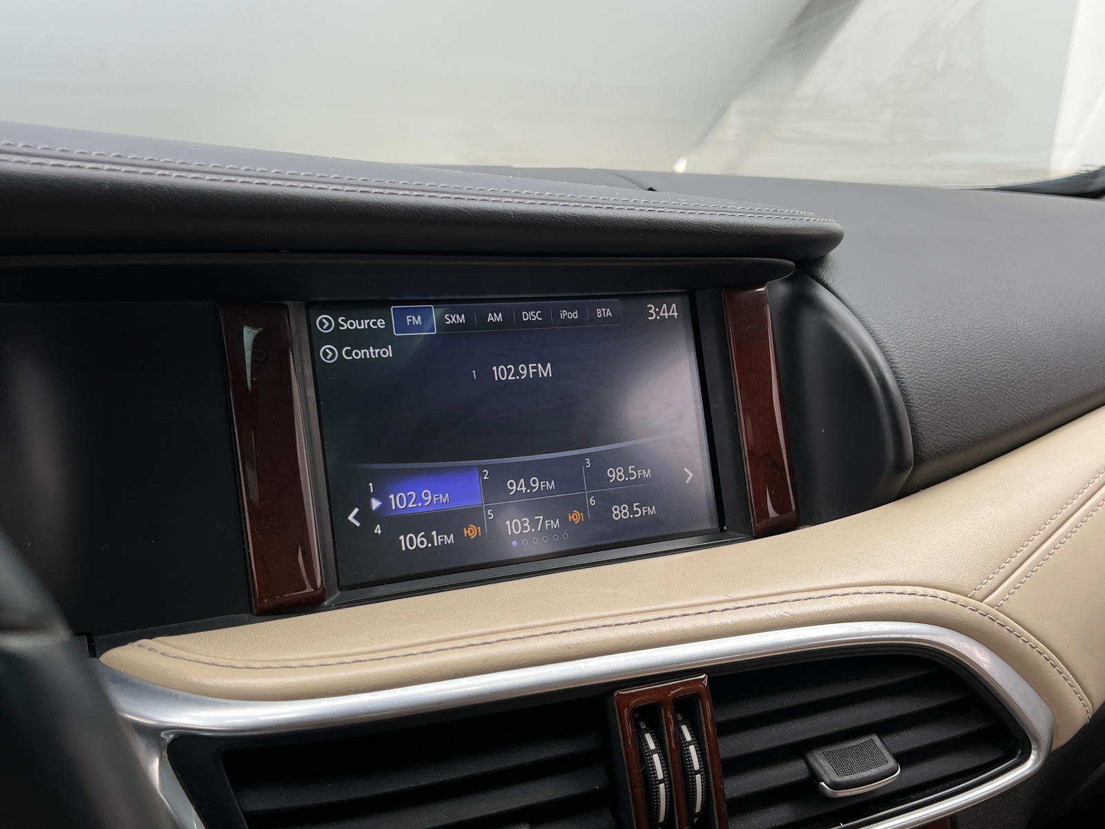 Thumbnail: 2017 INFINITI QX30 - 3