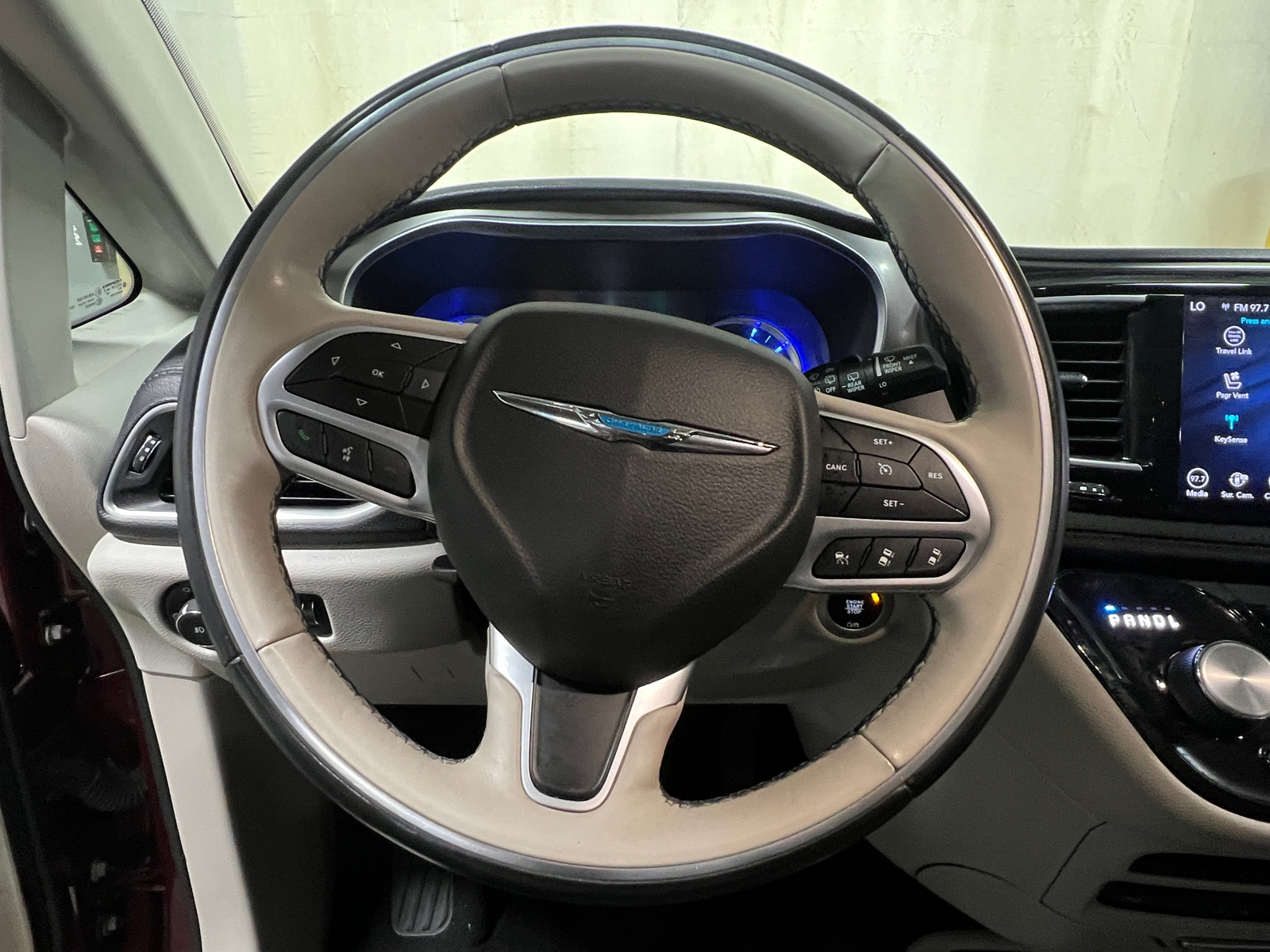 Thumbnail: 2018 Chrysler Pacifica - 4