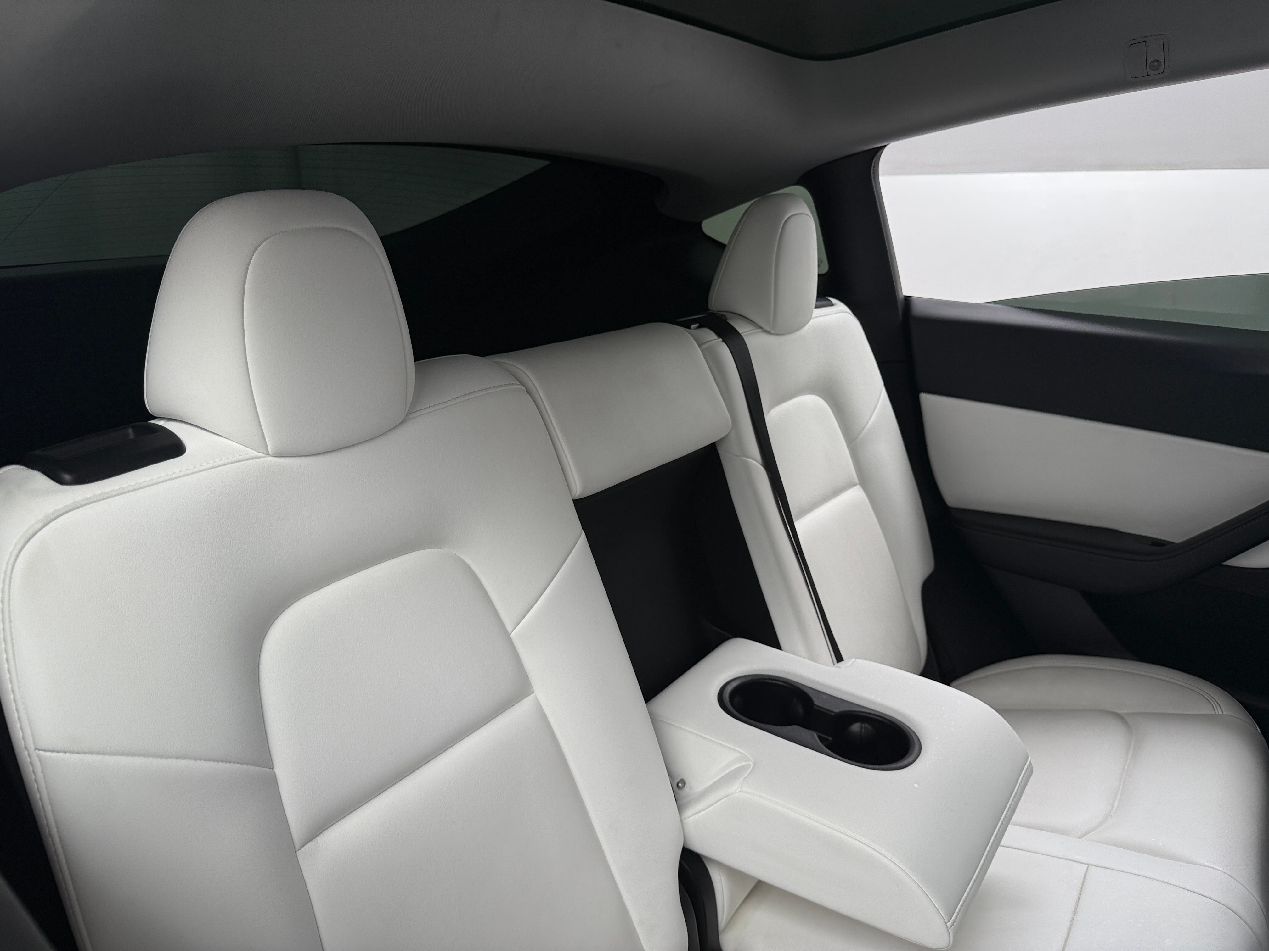 Used 2021 Tesla Model Y Long Range with VIN 5YJYGDEEXMF240576 for sale in Oak Creek, WI