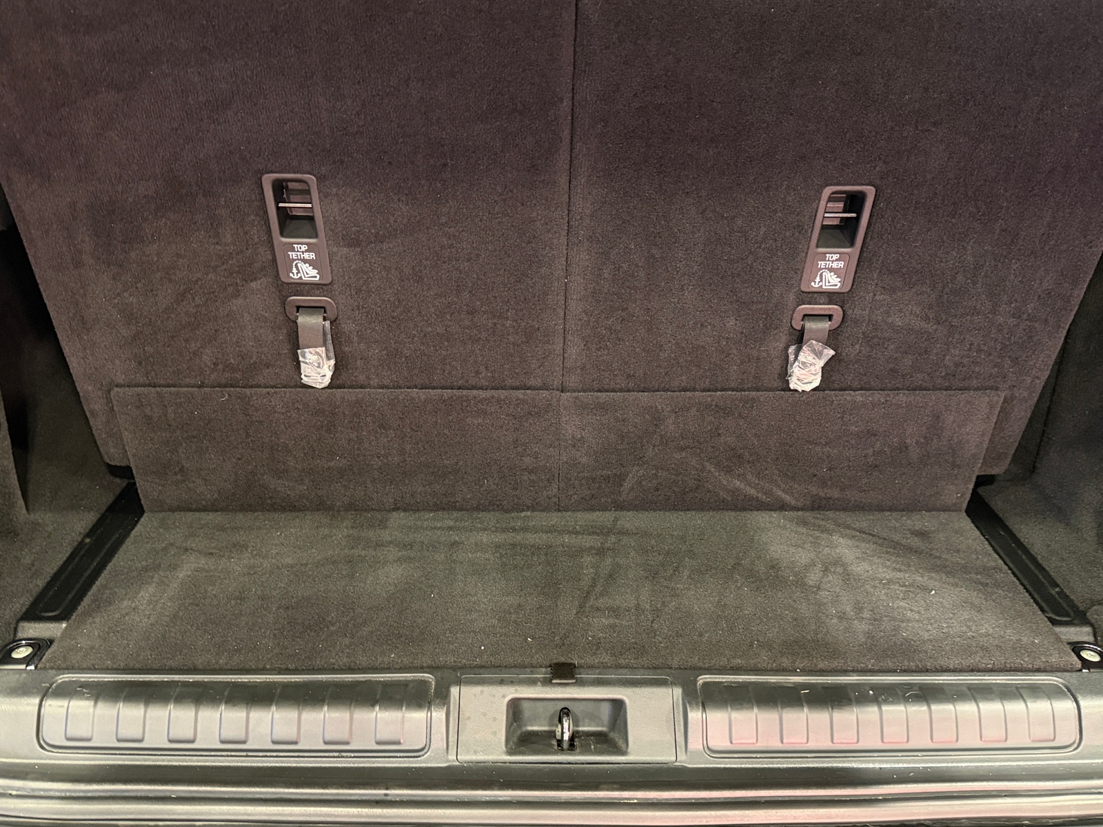 Thumbnail: 2018 Land Rover Discovery - 6