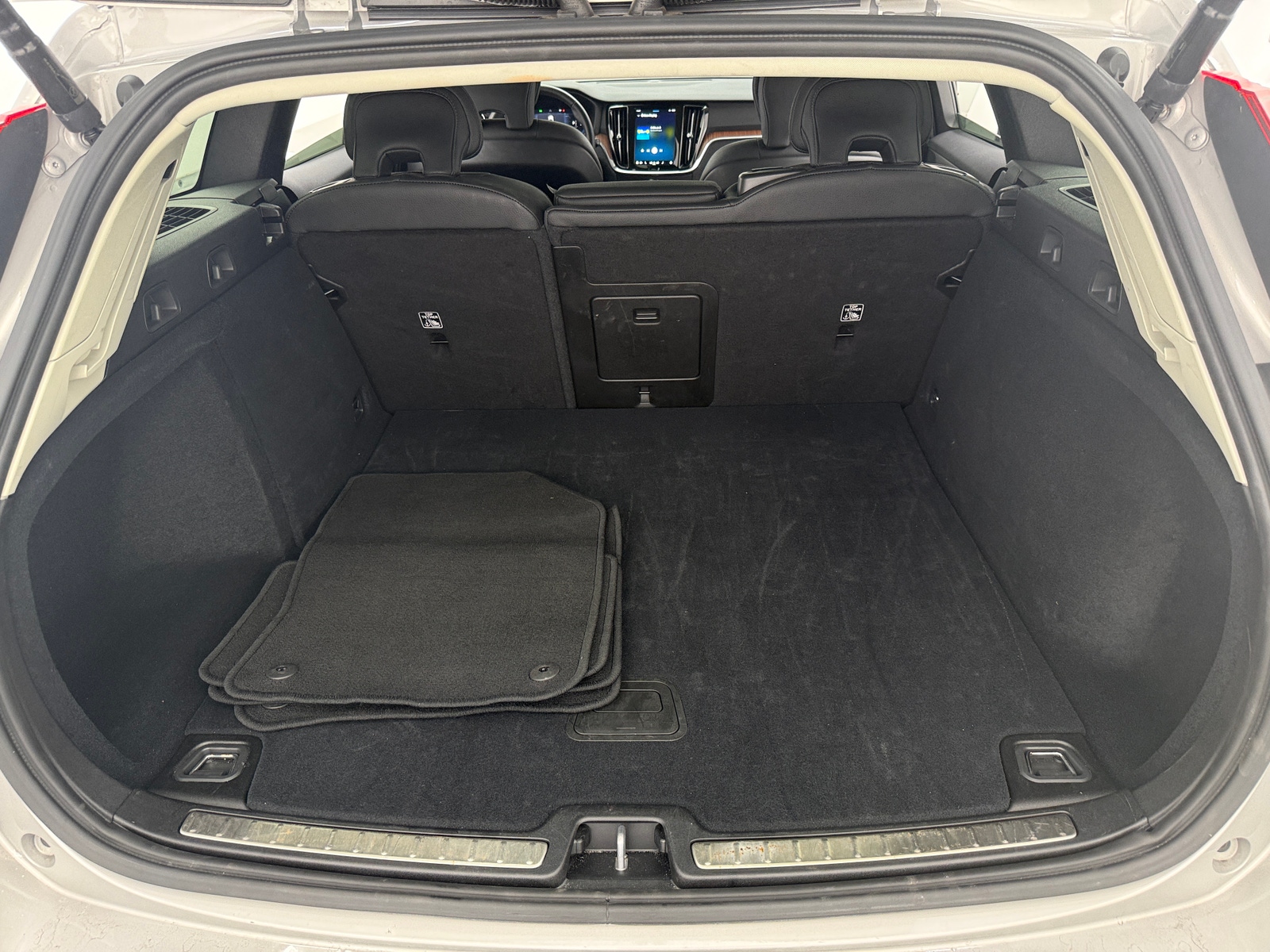 Thumbnail: 2025 Volvo V60 - 6