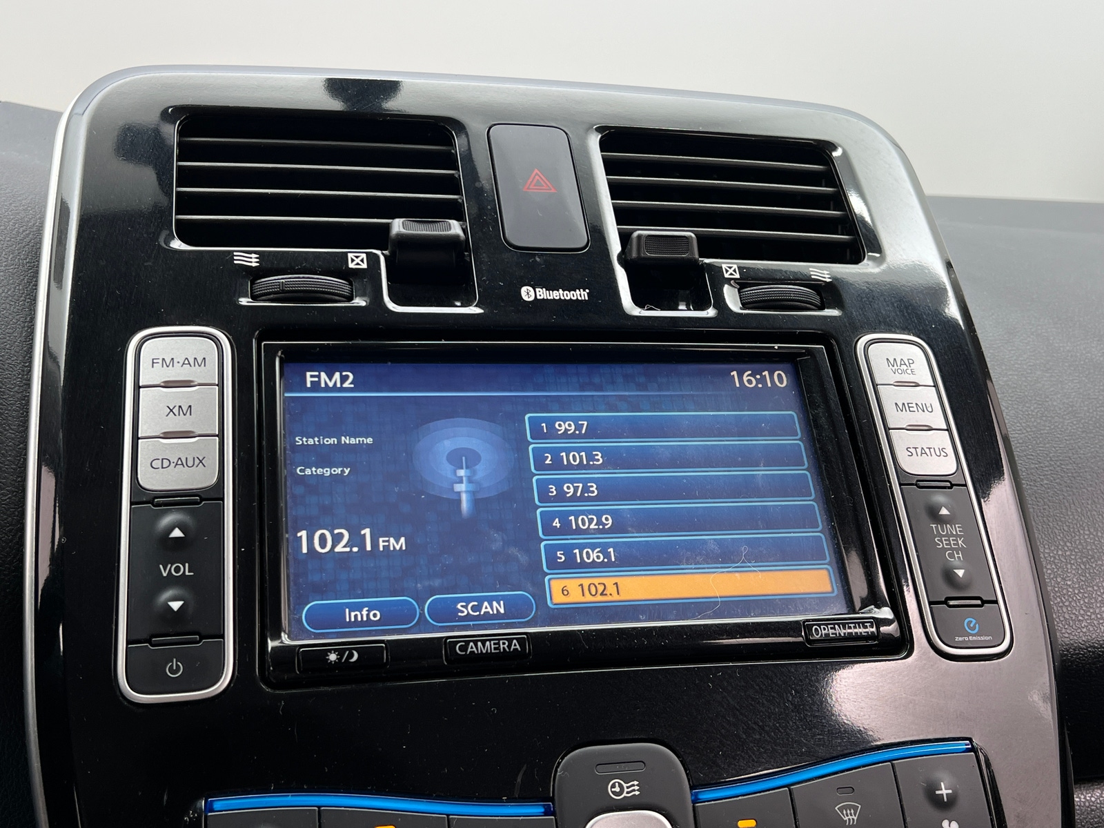 Thumbnail: 2015 Nissan Leaf - 3