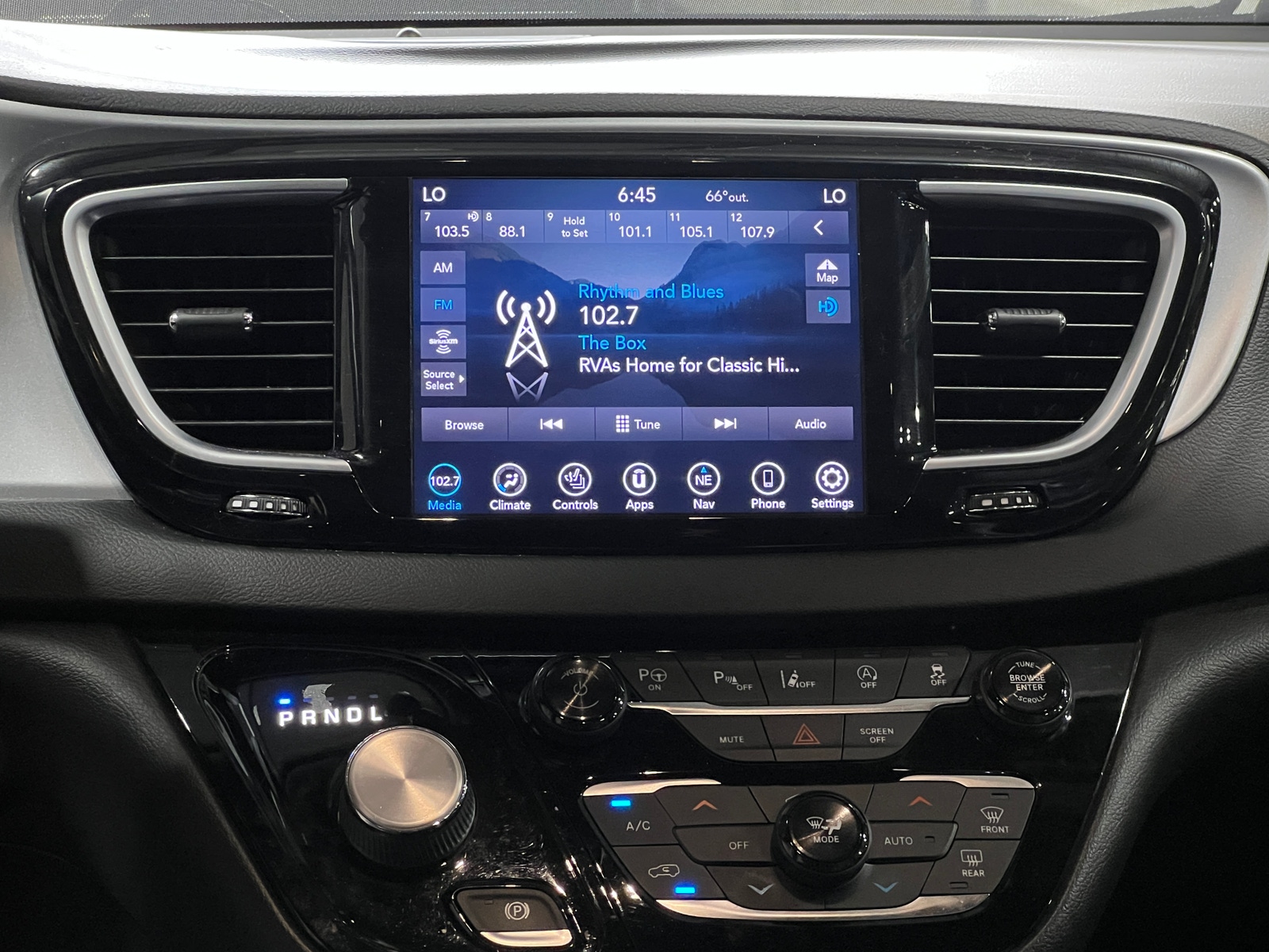 Thumbnail: 2019 Chrysler Pacifica - 3