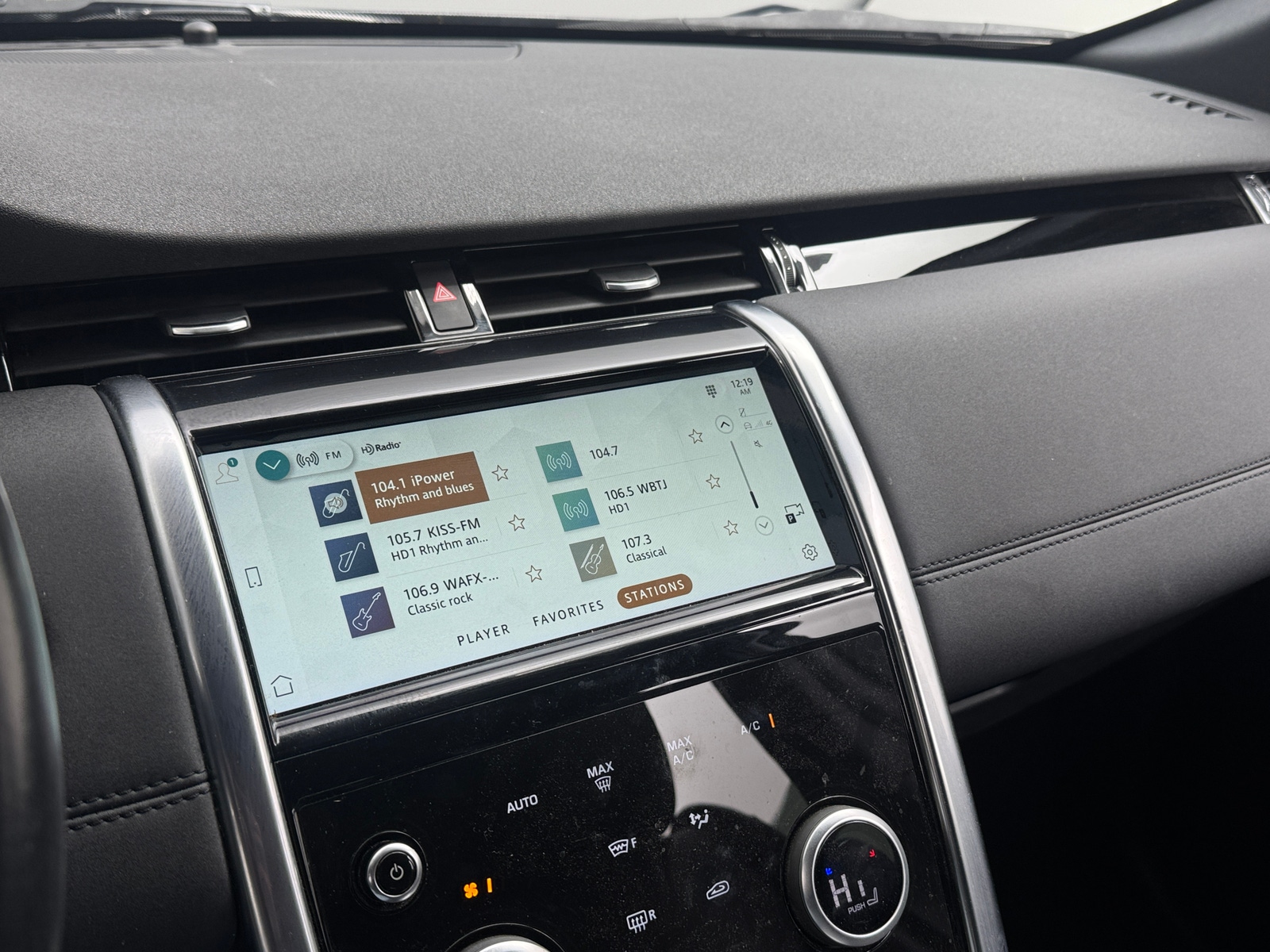 Thumbnail: 2021 Land Rover Discovery Sport - 3