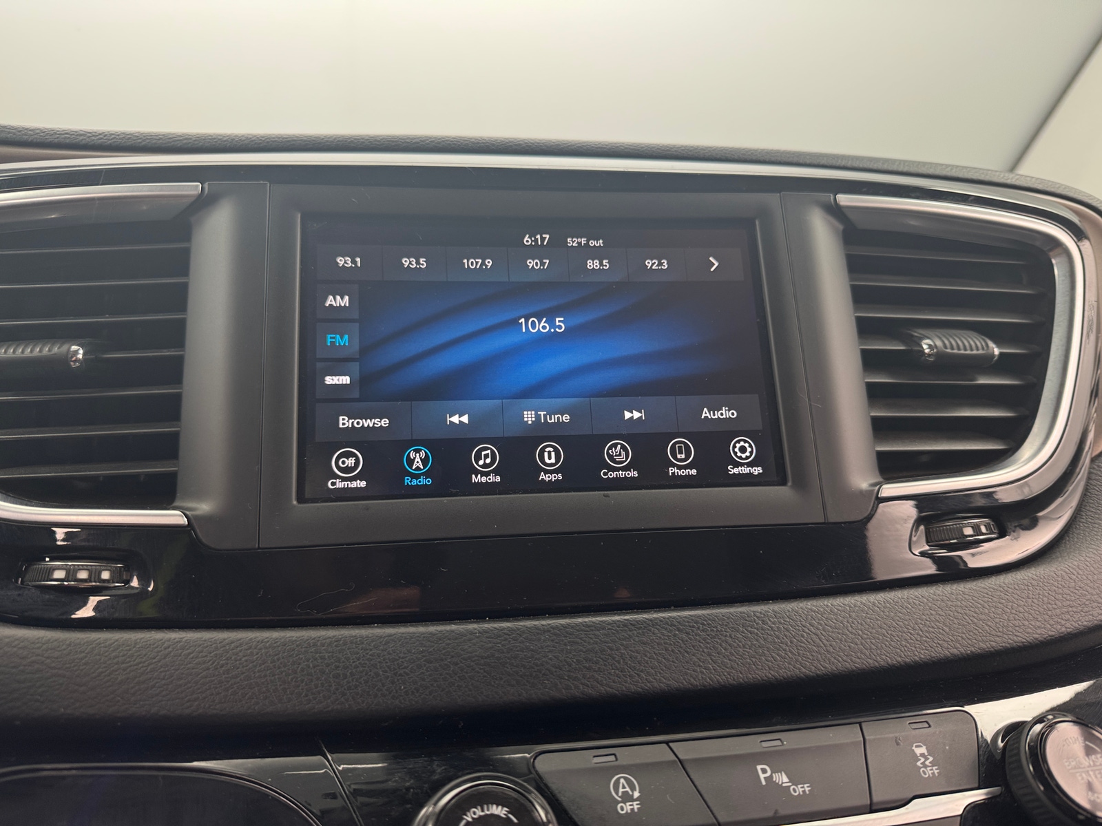 Thumbnail: 2018 Chrysler Pacifica - 3