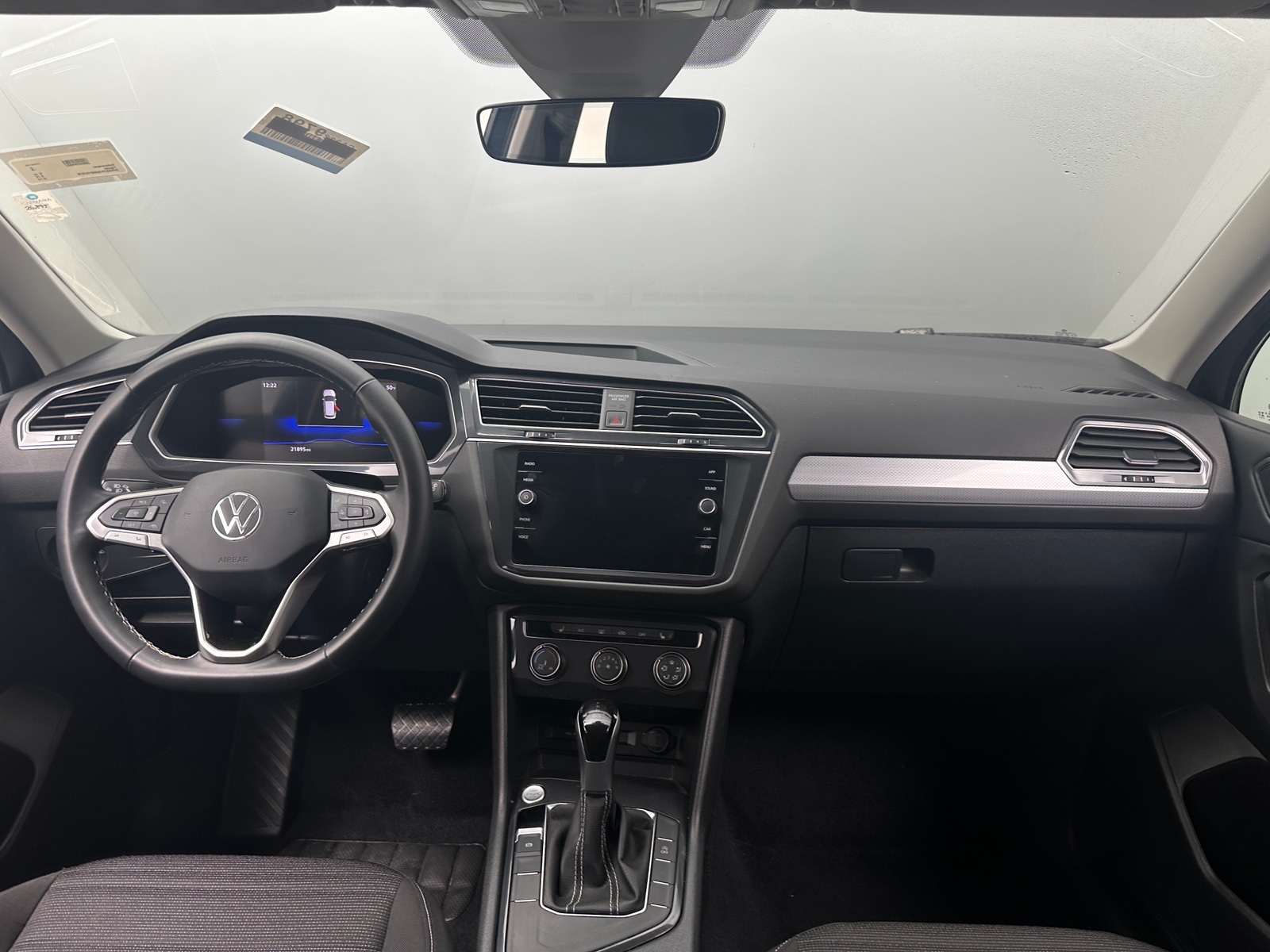 Thumbnail: 2024 Volkswagen Tiguan - 3