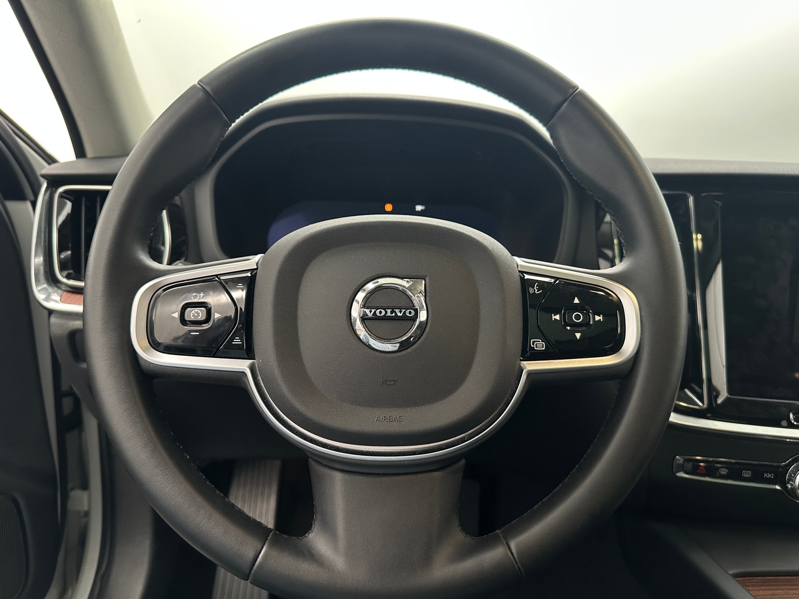 Thumbnail: 2025 Volvo V60 - 4