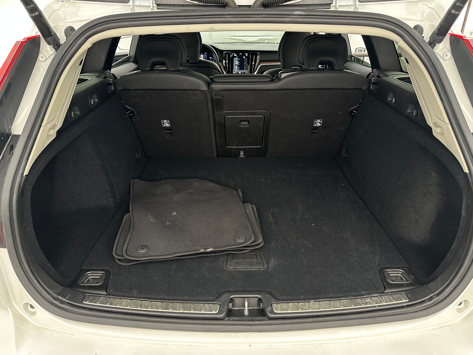 Thumbnail: 2025 Volvo V60 - 6