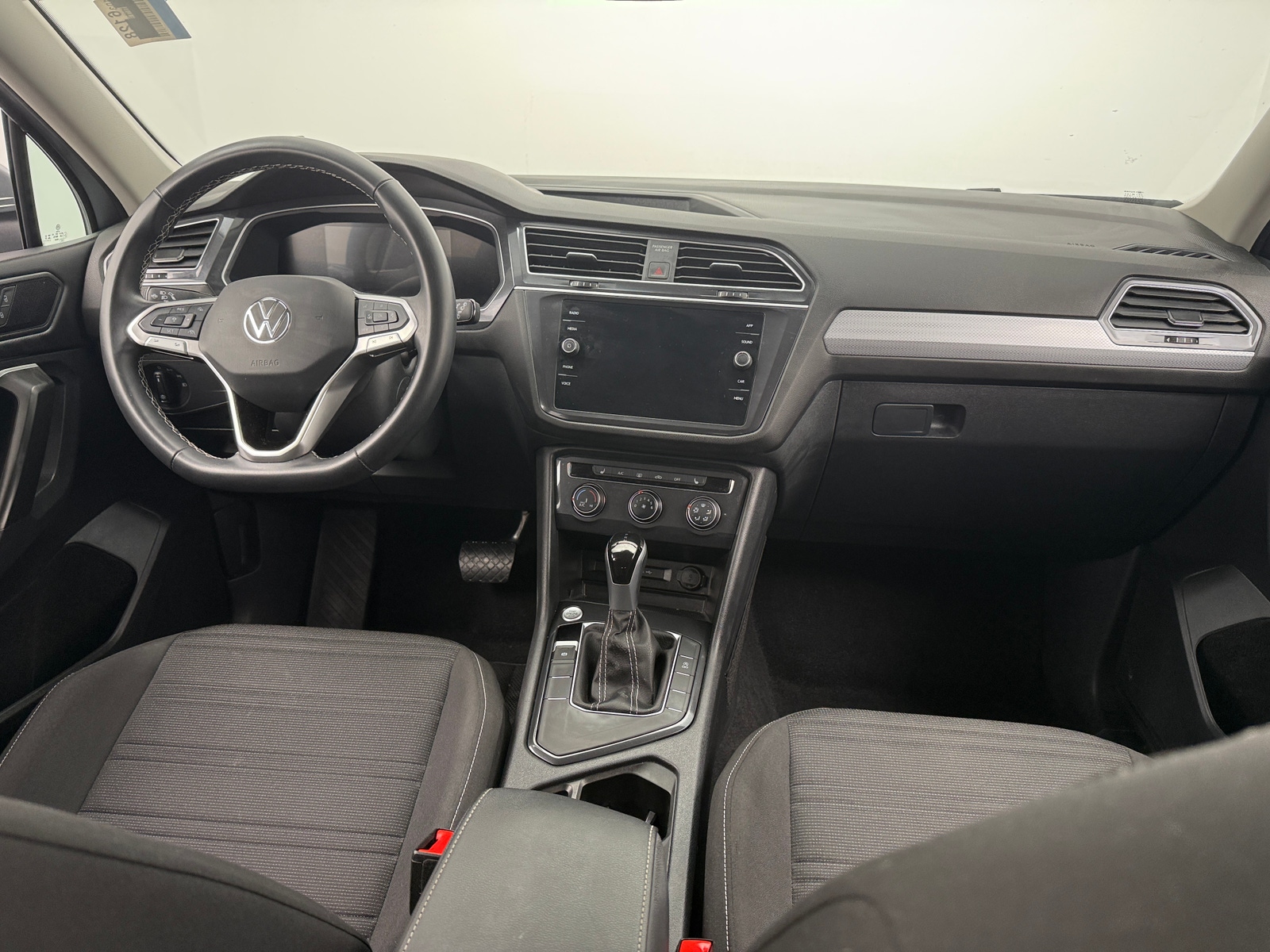 Thumbnail: 2024 Volkswagen Tiguan - 3