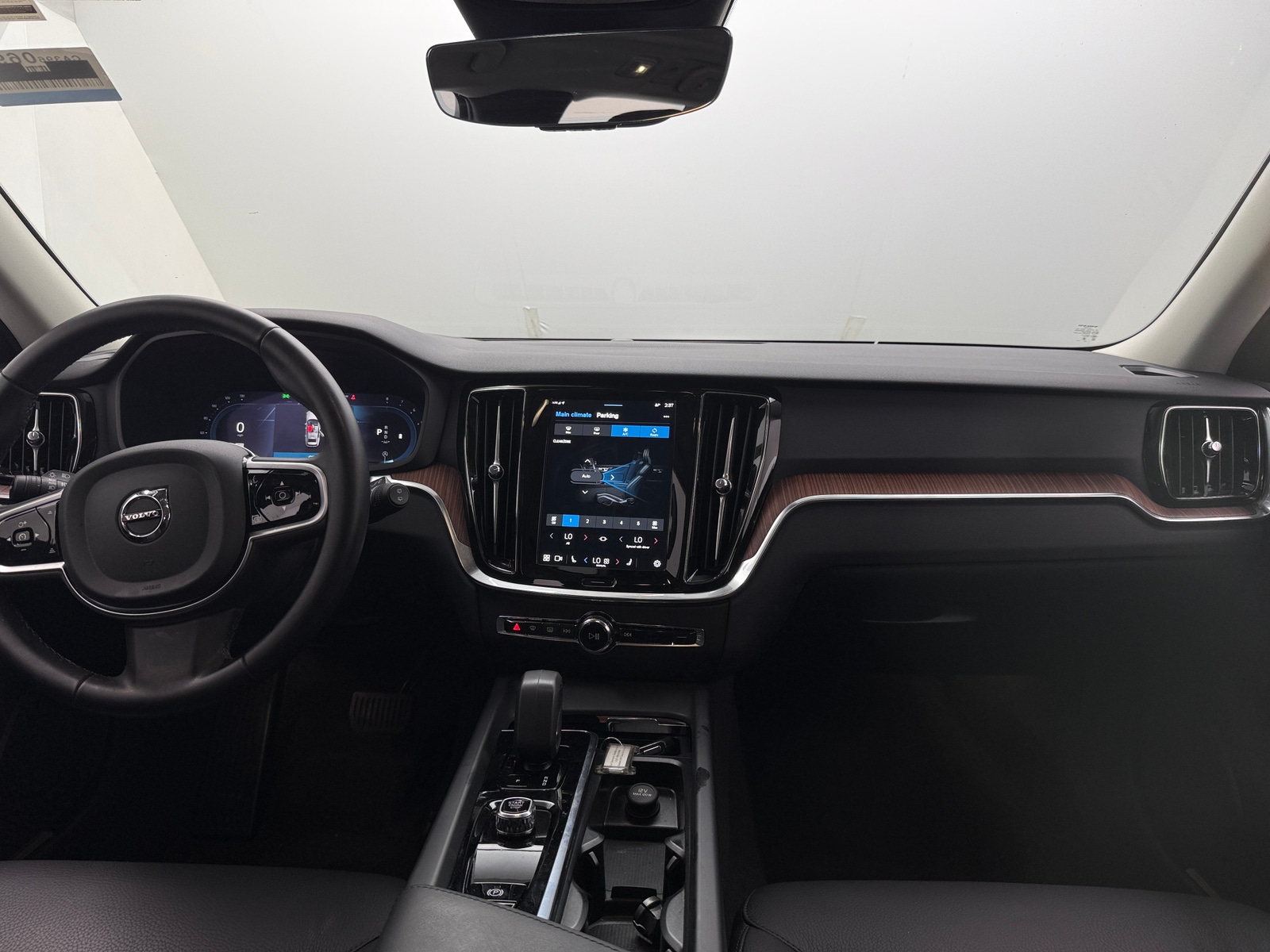 Thumbnail: 2025 Volvo V60 - 2