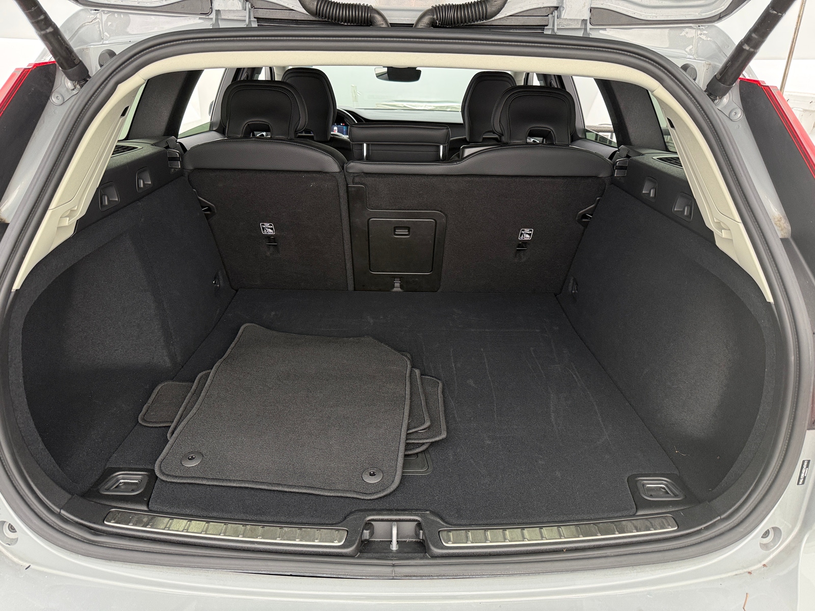 Thumbnail: 2025 Volvo V60 - 6