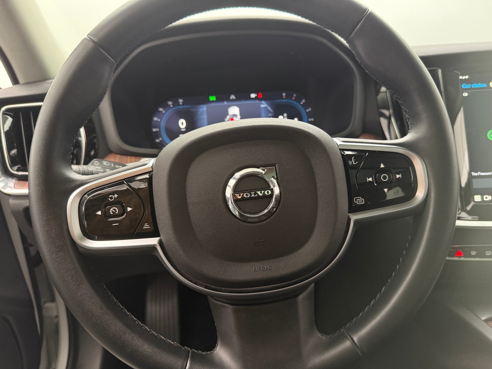 Thumbnail: 2025 Volvo V60 - 4