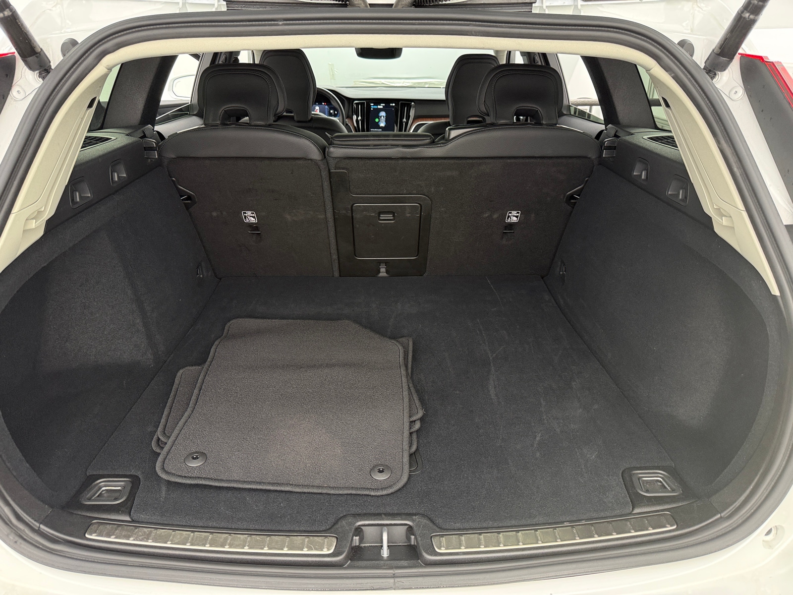 Thumbnail: 2025 Volvo V60 - 6