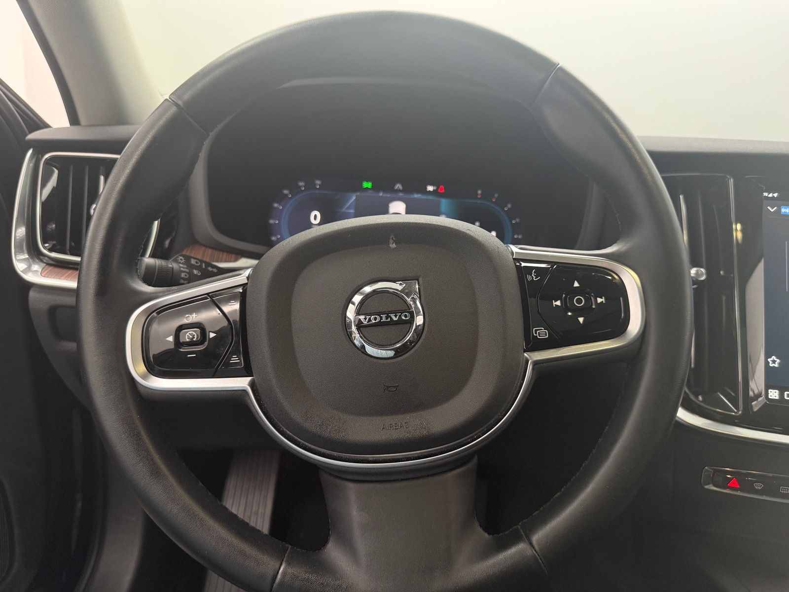 Thumbnail: 2025 Volvo V60 - 4