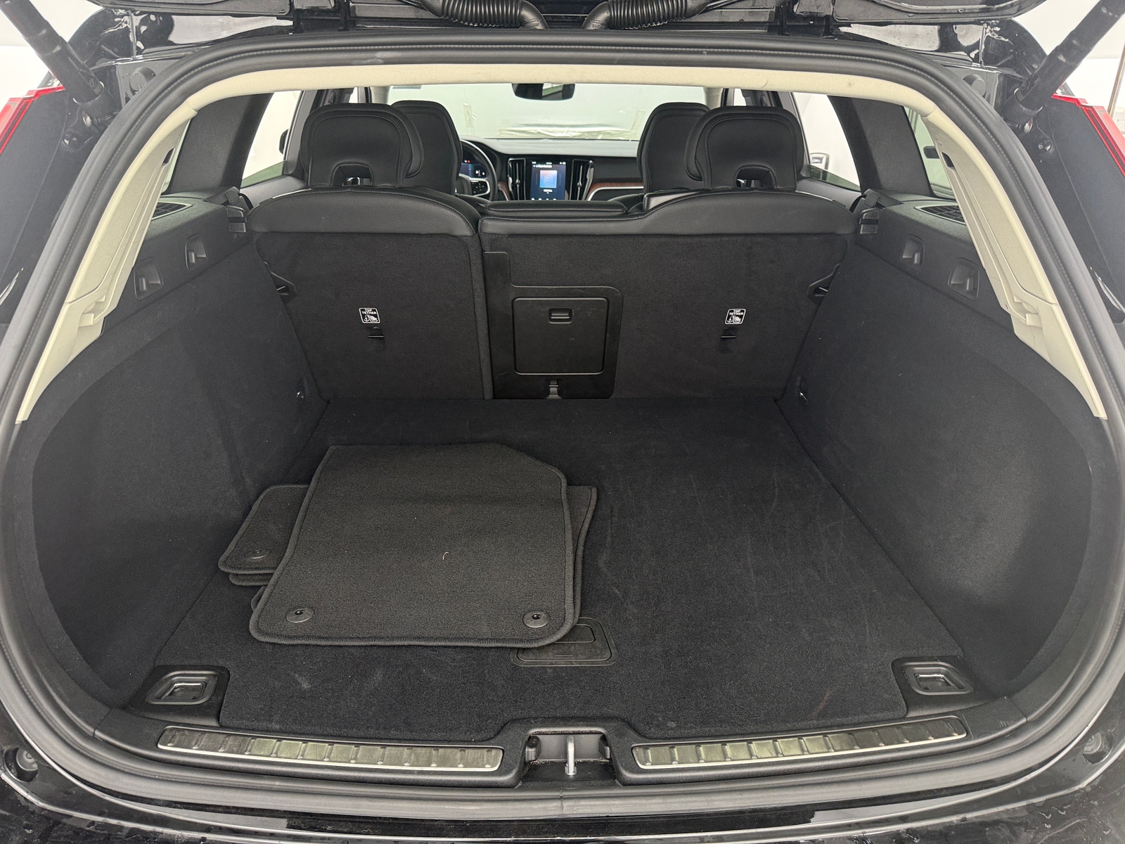 Thumbnail: 2025 Volvo V60 - 6