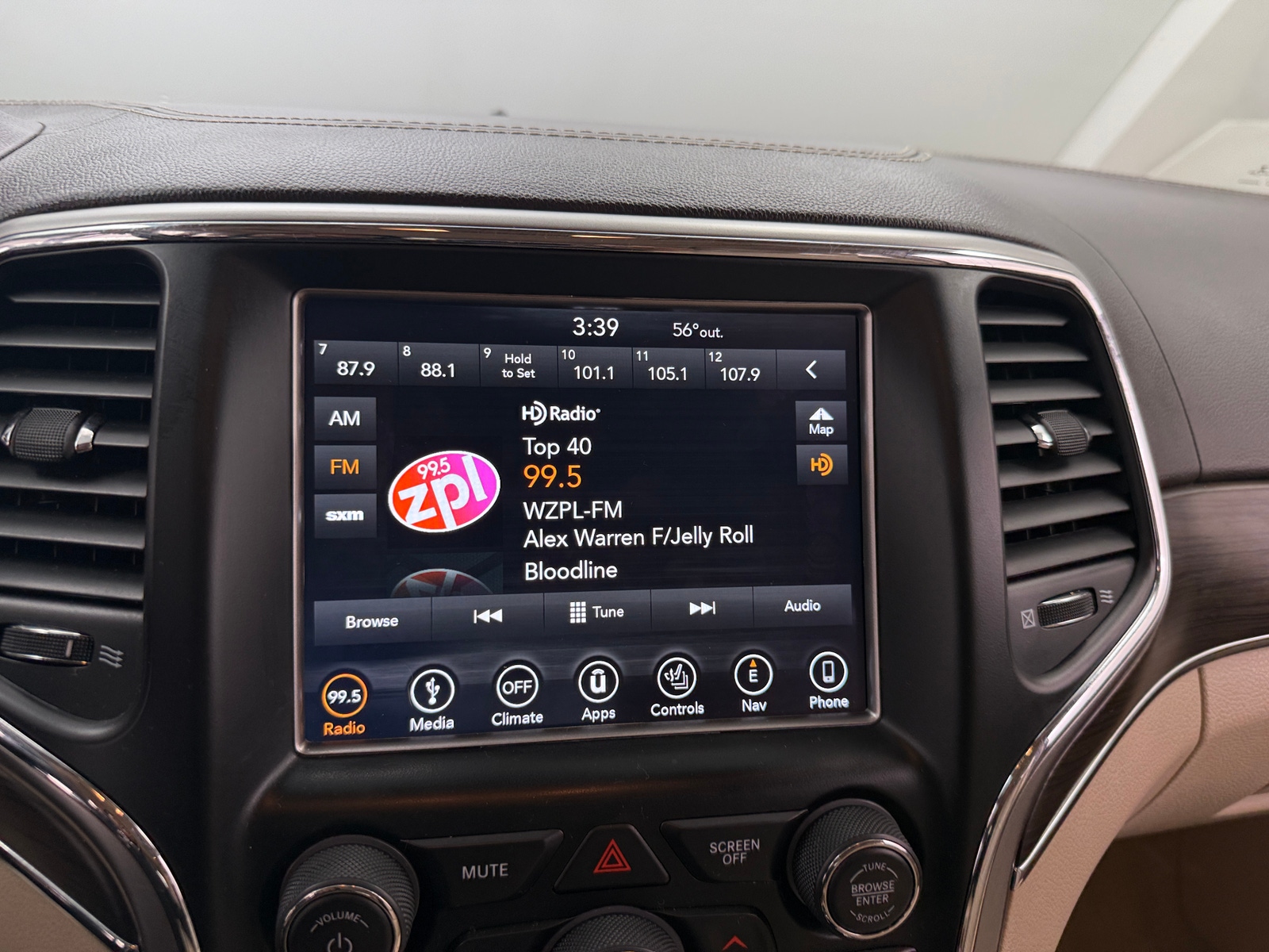 Thumbnail: 2018 Jeep Grand Cherokee - 3