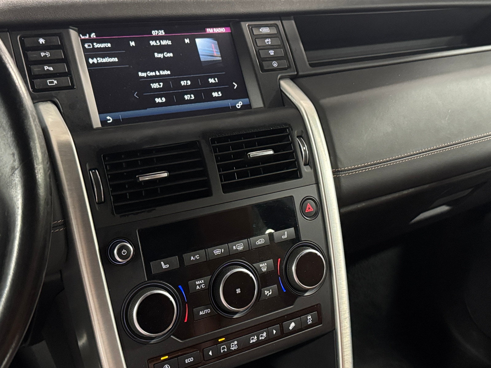 Thumbnail: 2016 Land Rover Discovery Sport - 3