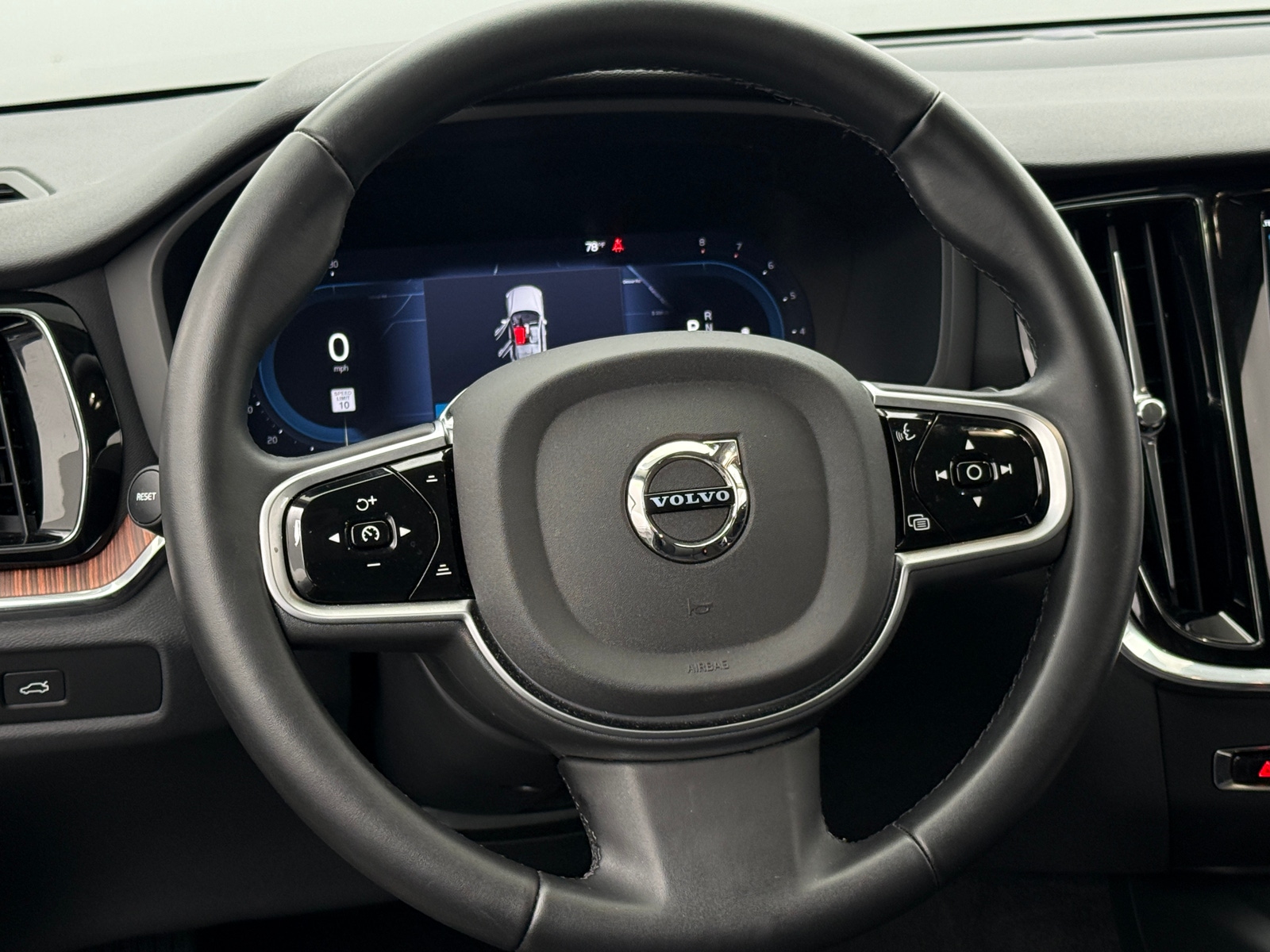 Thumbnail: 2025 Volvo V60 - 4