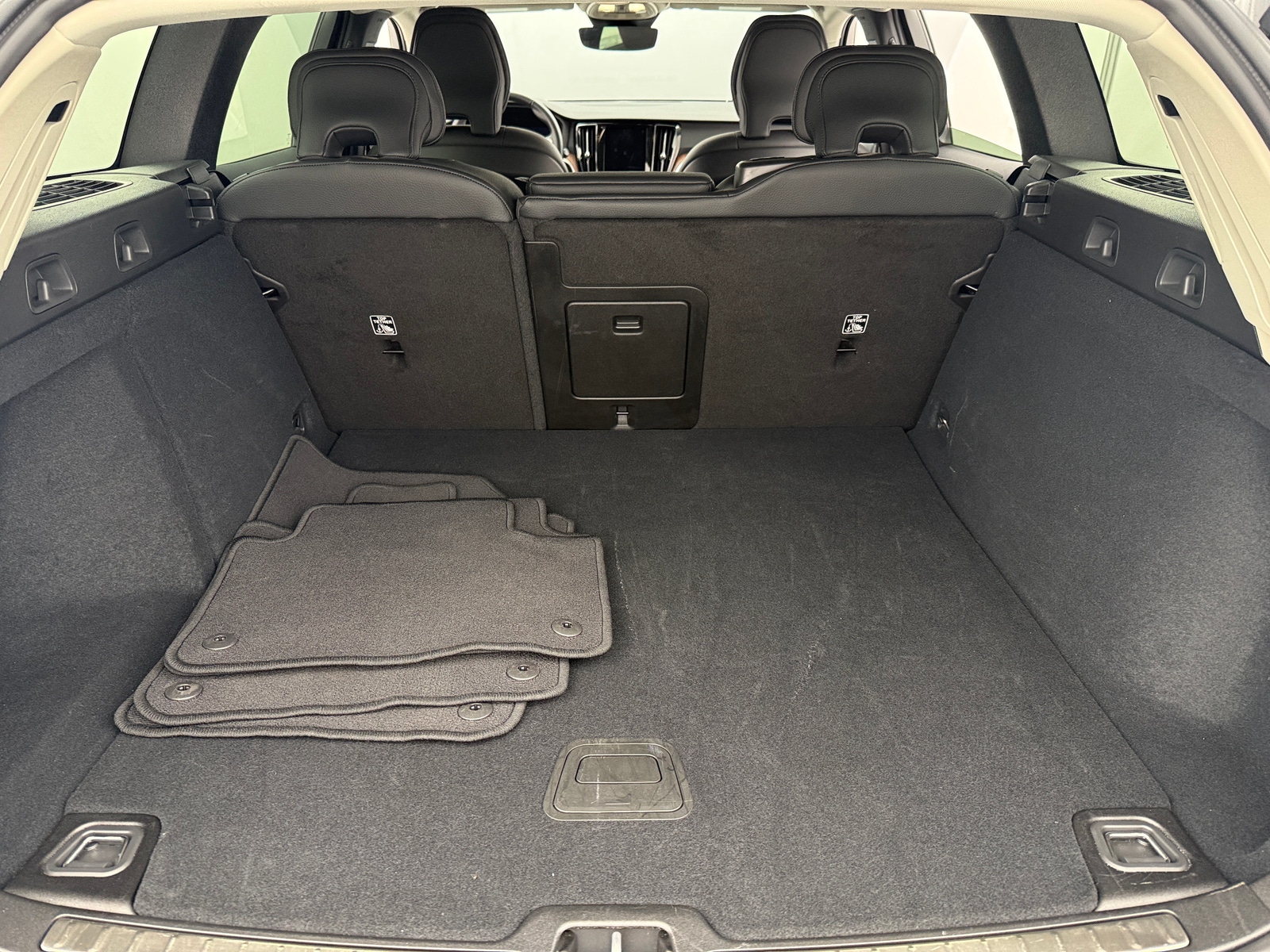 Thumbnail: 2025 Volvo V60 - 6