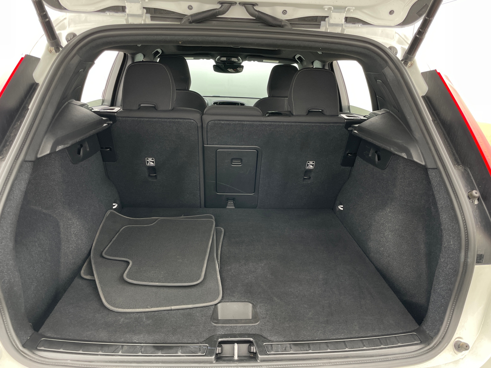 Thumbnail: 2024 Volvo XC40 - 7