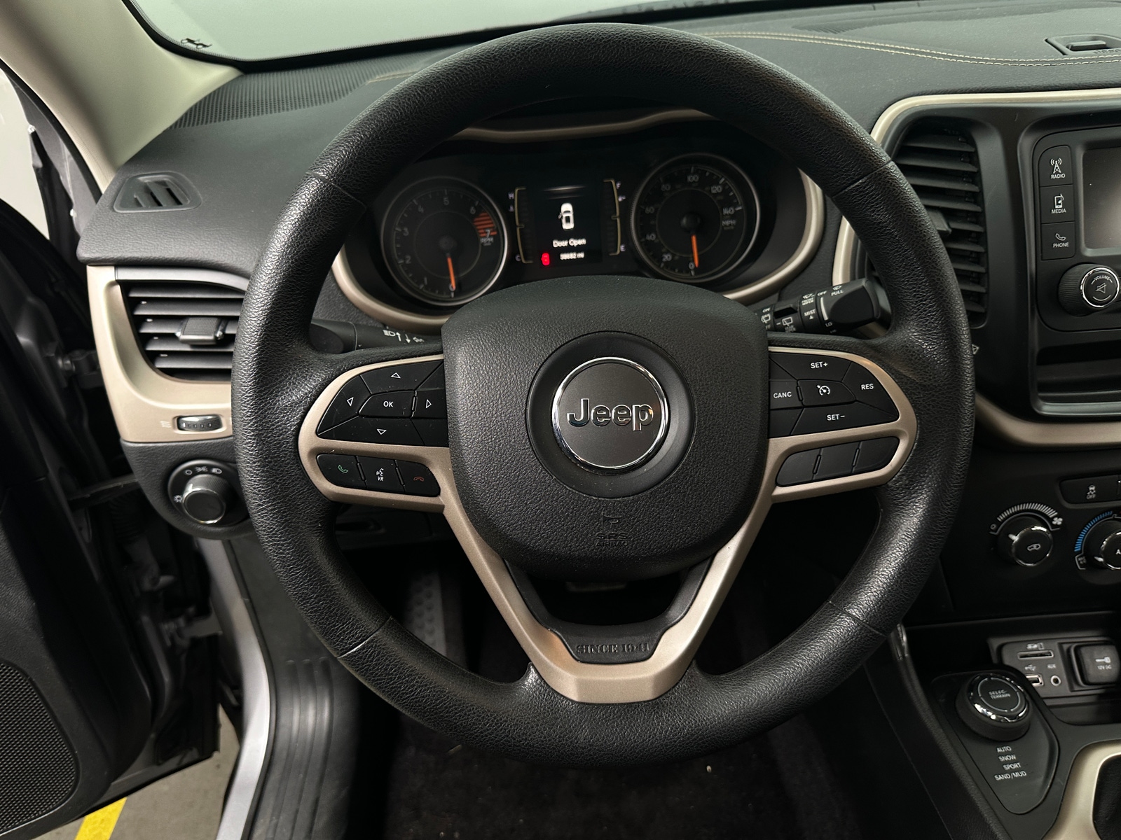 Thumbnail: 2017 Jeep Cherokee - 5