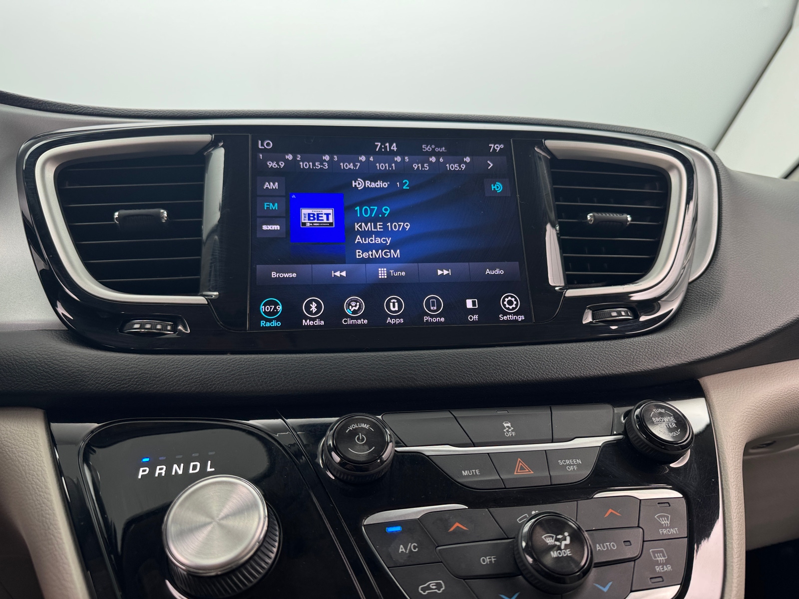 Thumbnail: 2018 Chrysler Pacifica - 4