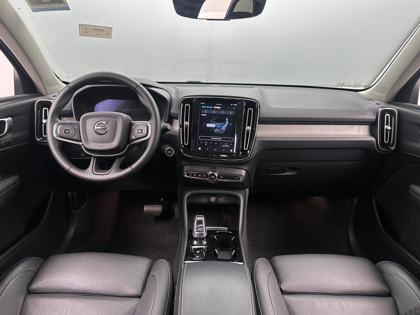 Thumbnail: 2025 Volvo XC40 - 2