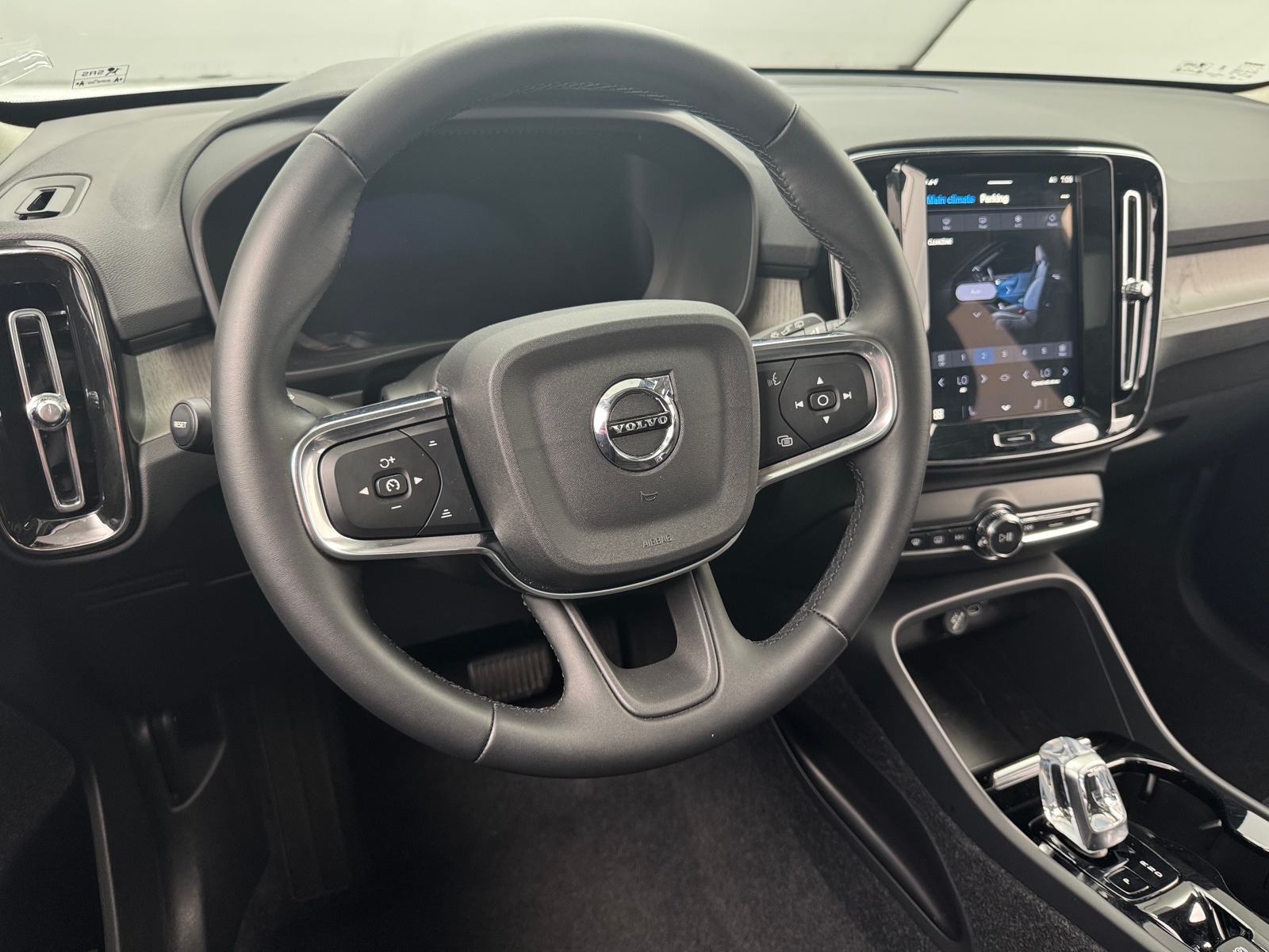 Thumbnail: 2025 Volvo XC40 - 4