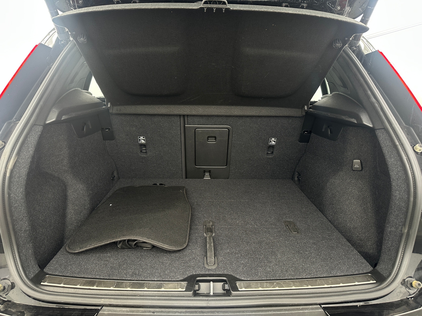 Thumbnail: 2025 Volvo XC40 - 6