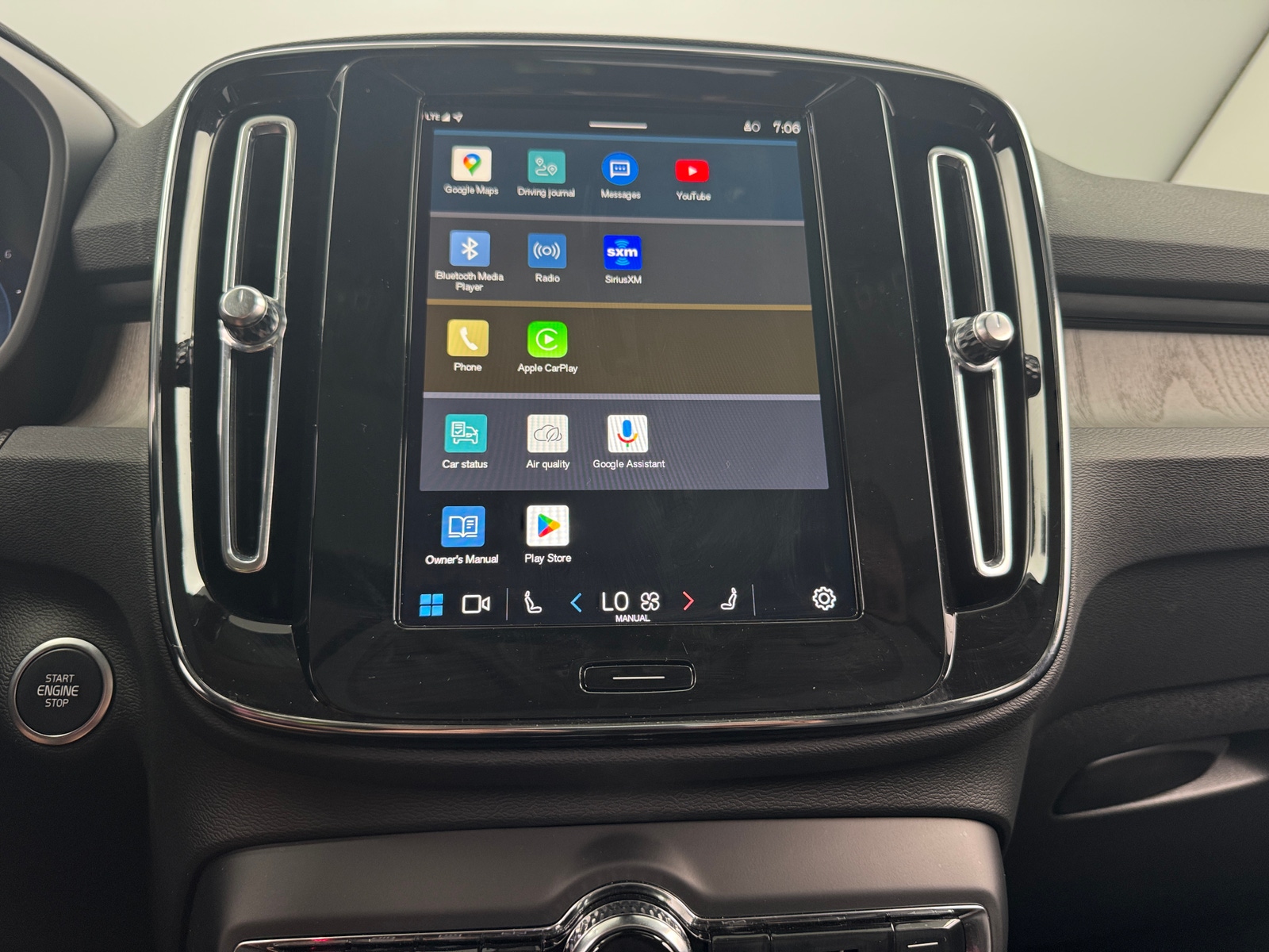 Thumbnail: 2025 Volvo XC40 - 3