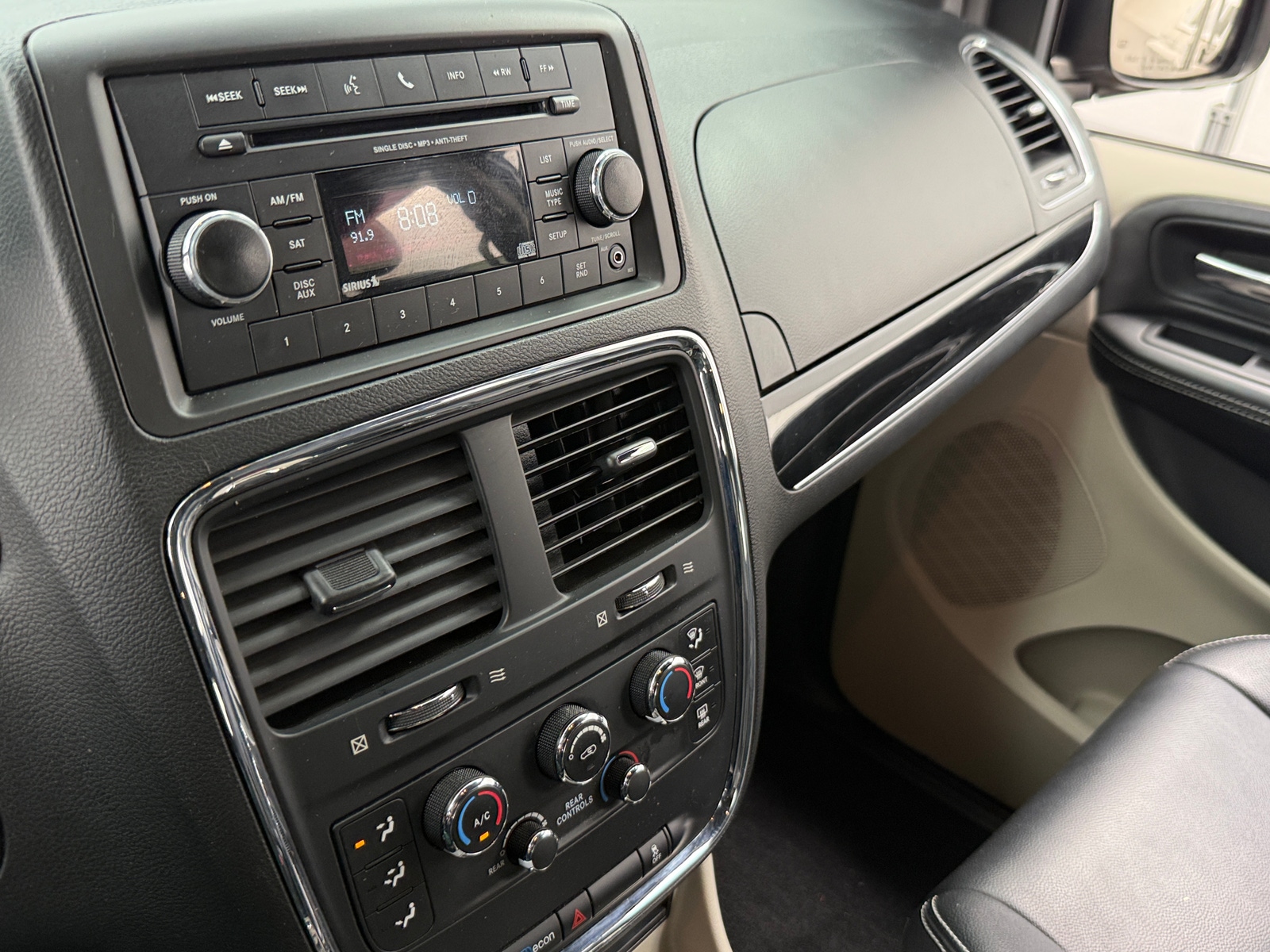 Thumbnail: 2017 Dodge Grand Caravan - 3