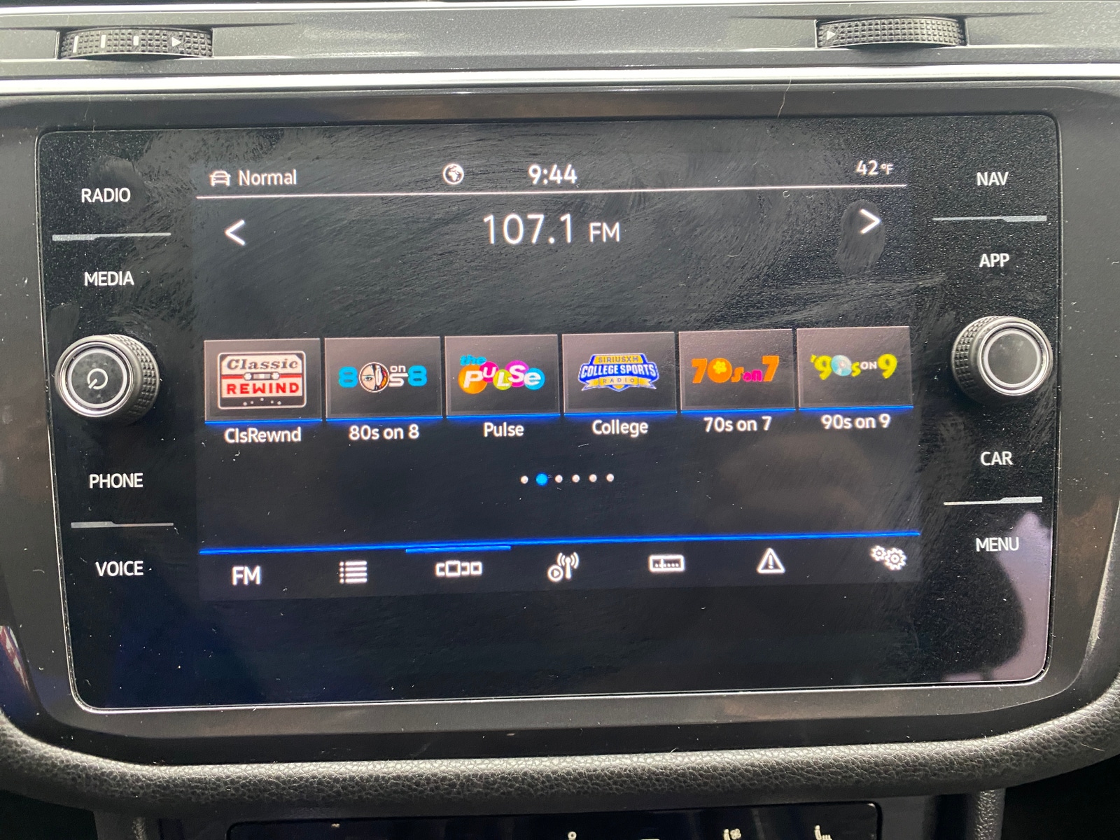 Thumbnail: 2023 Volkswagen Tiguan - 3