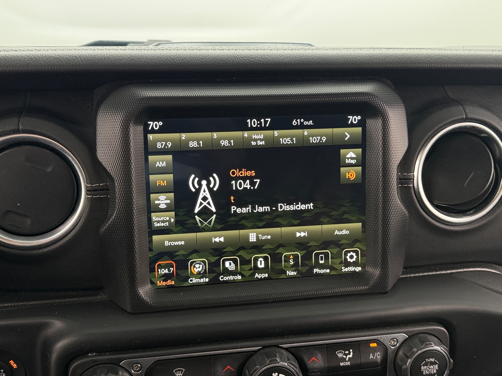 Thumbnail: 2022 Jeep Wrangler - 3