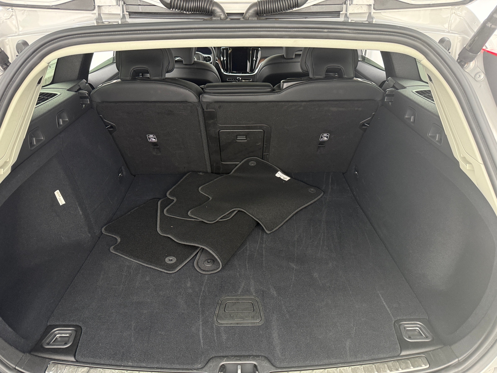 Thumbnail: 2025 Volvo V60 - 6