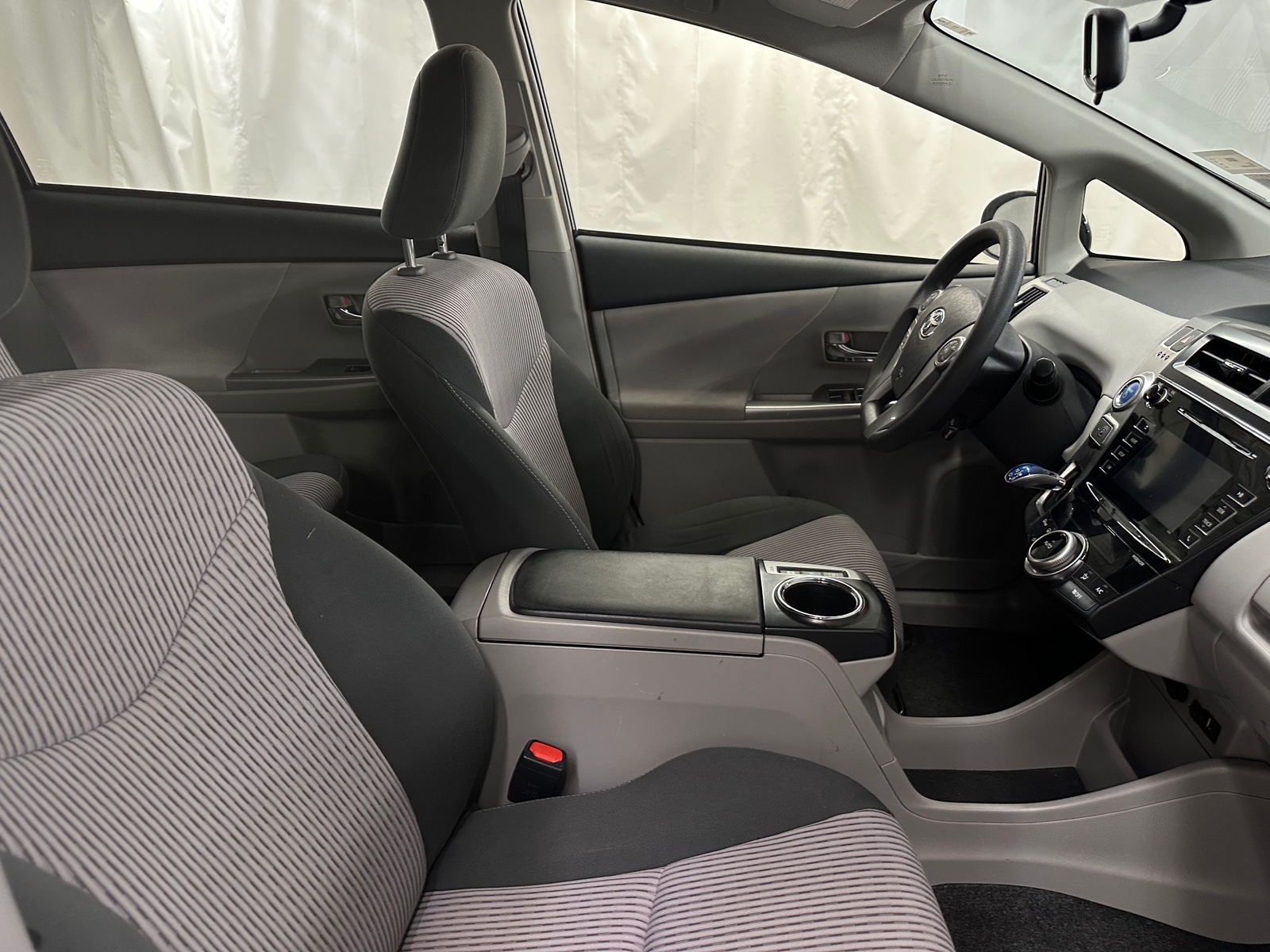 Thumbnail: 2017 Toyota Prius v - 2