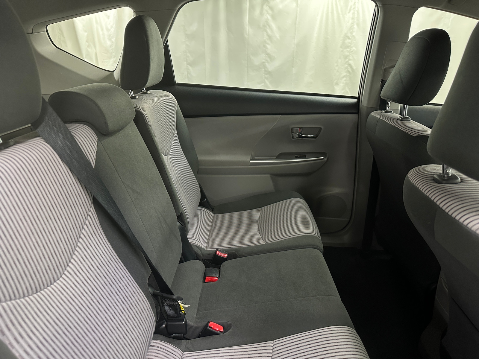 Thumbnail: 2017 Toyota Prius v - 6