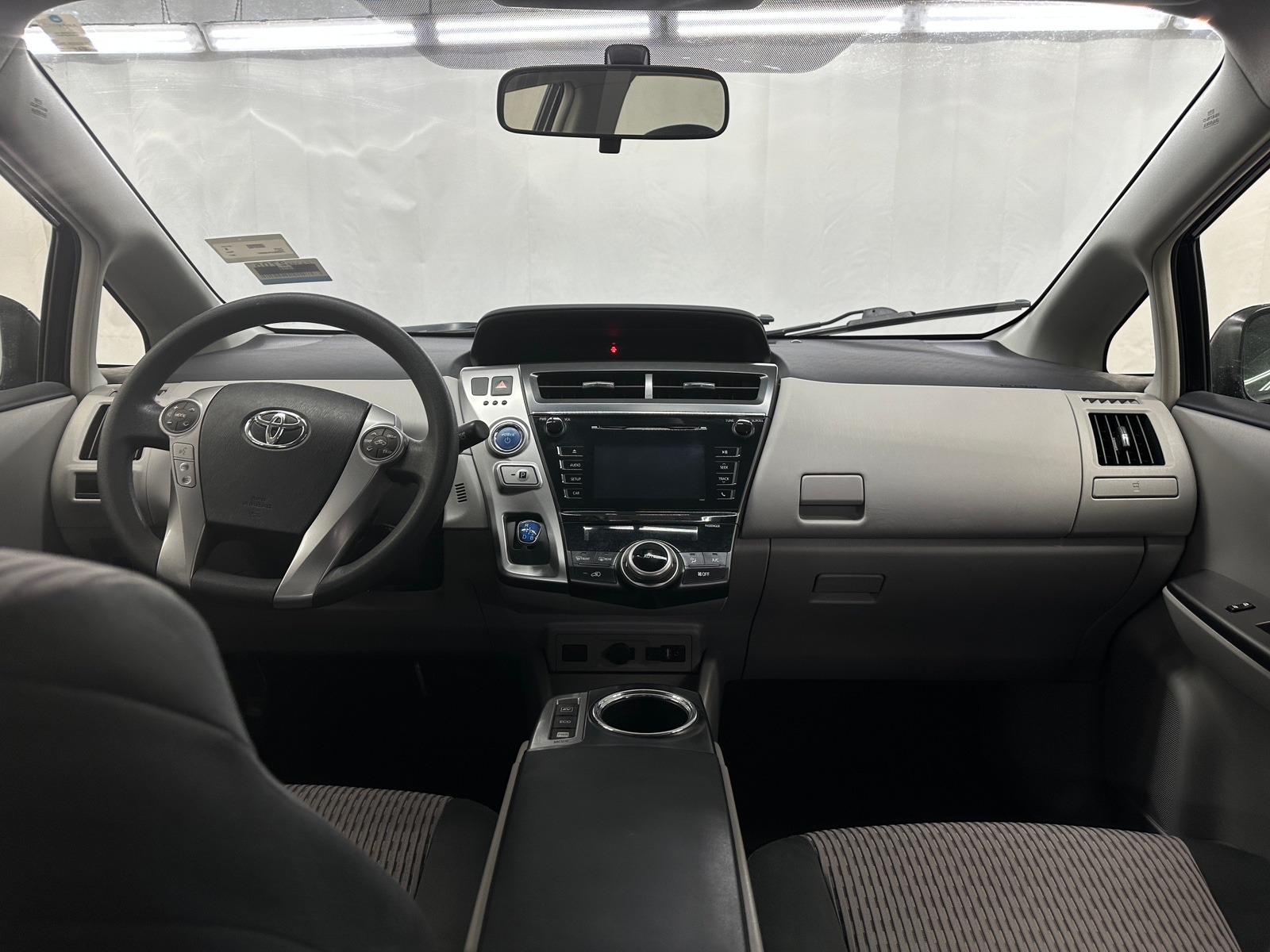 Thumbnail: 2017 Toyota Prius v - 3