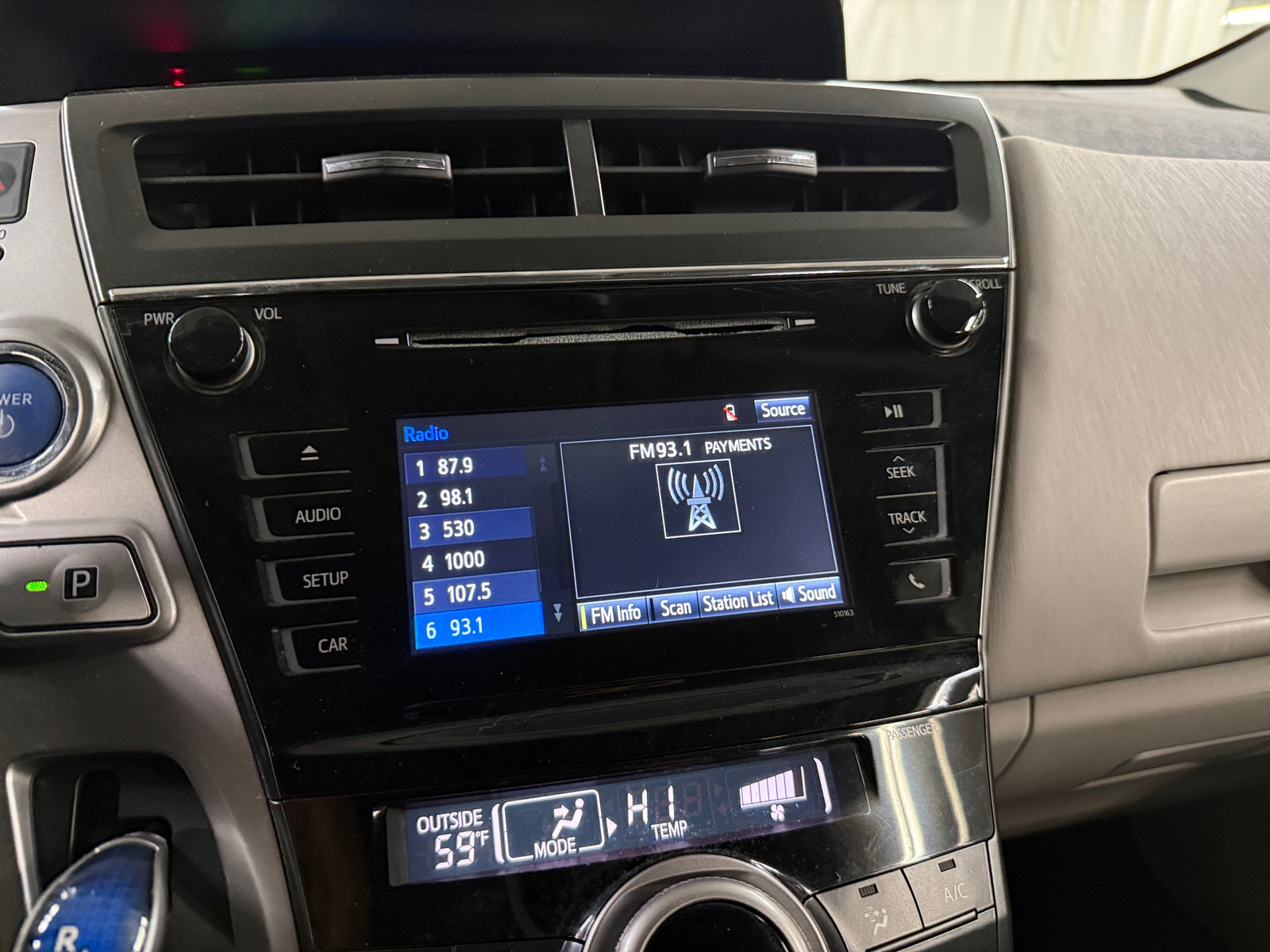 Thumbnail: 2017 Toyota Prius v - 4