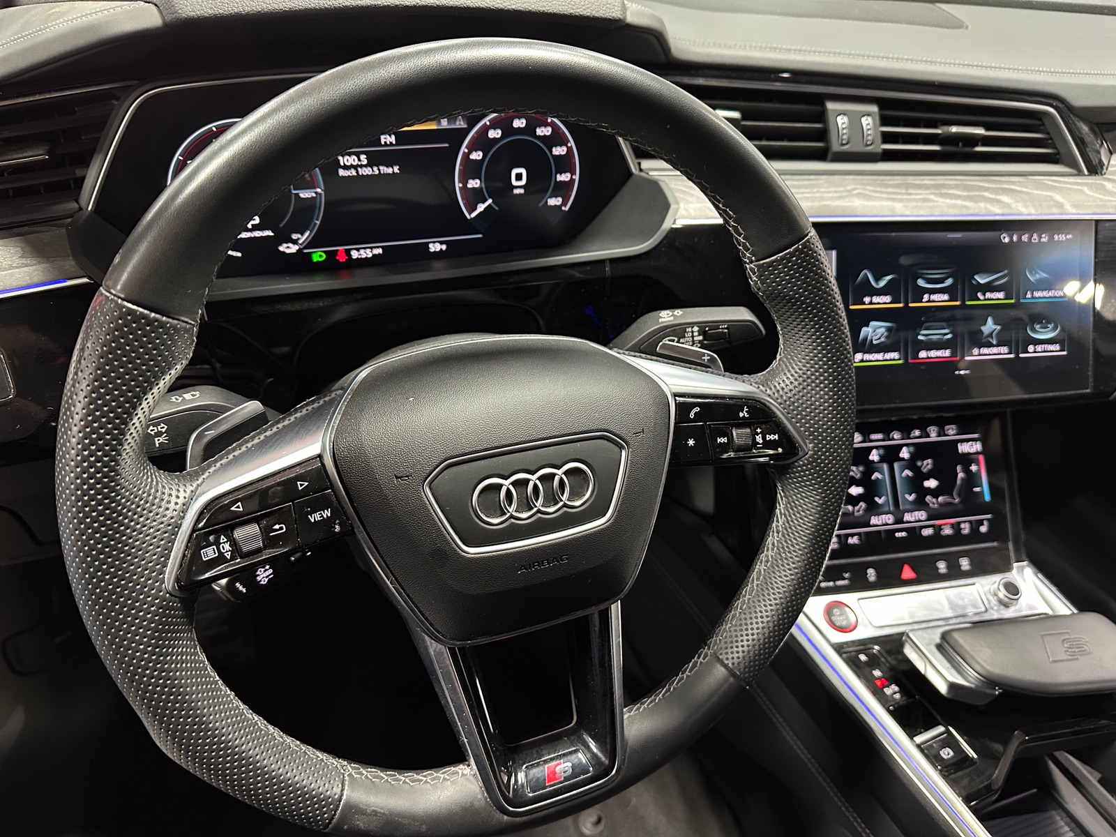 Thumbnail: 2022 Audi e-tron S - 4